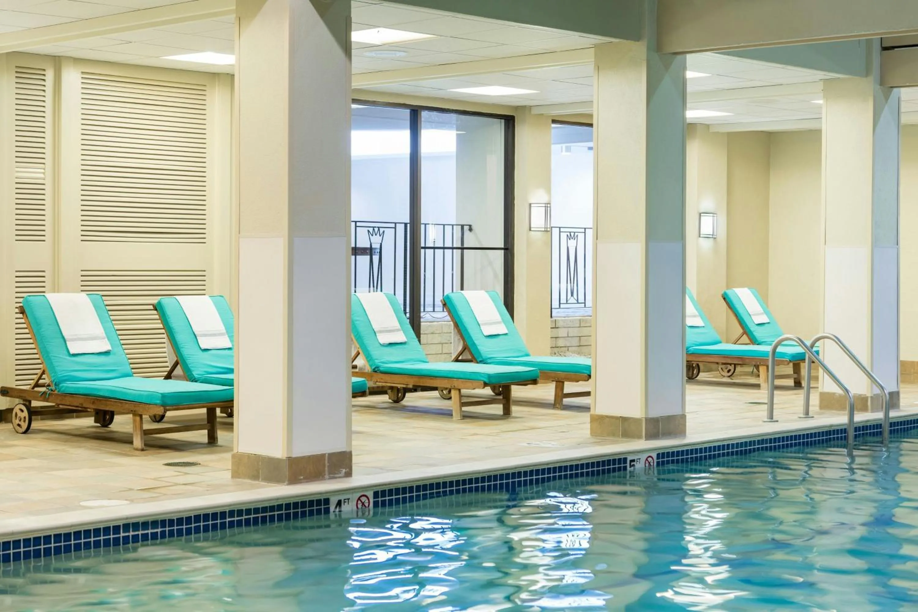 Swimming pool in Boston Marriott Newton