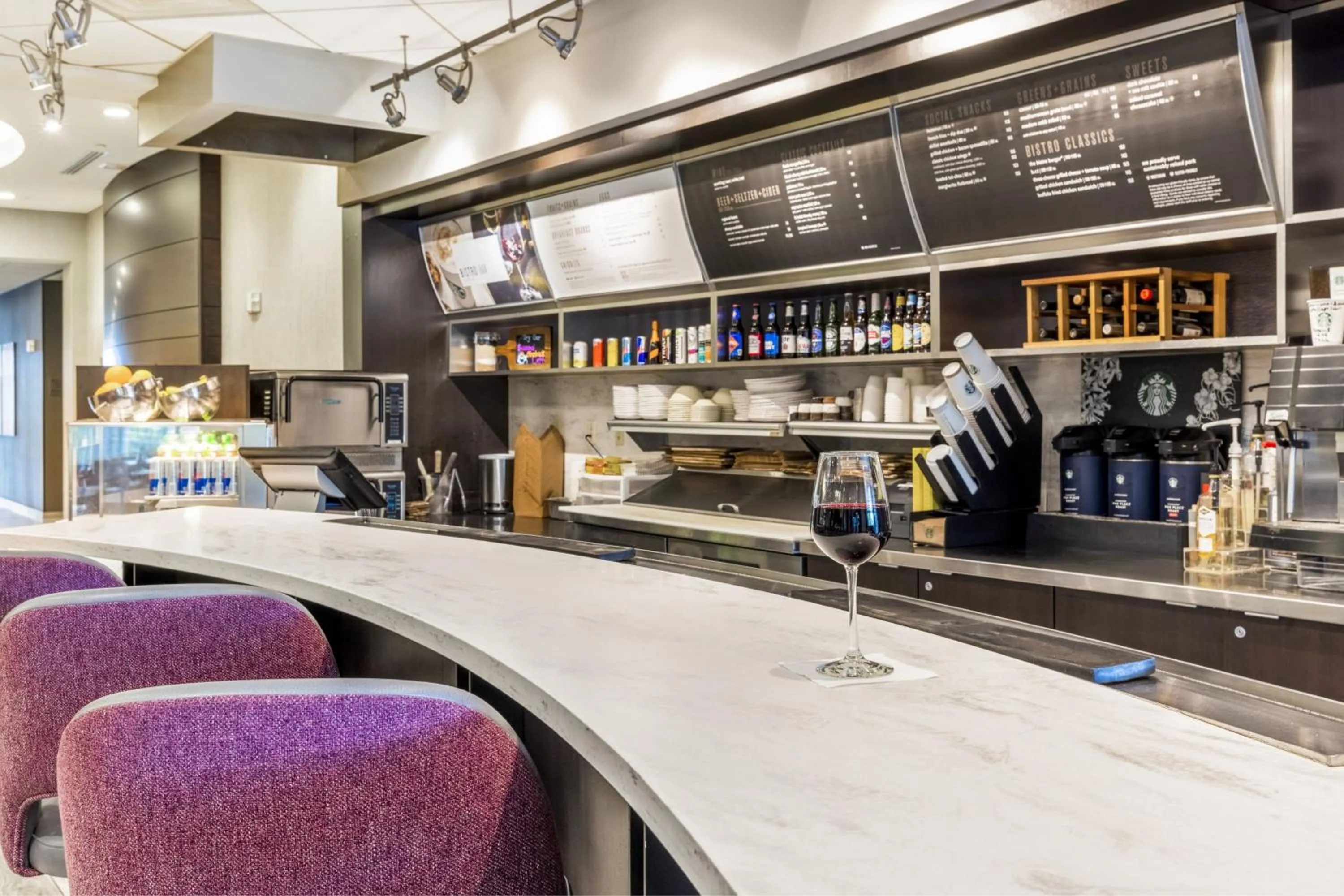 Lounge or bar in Courtyard by Marriott Boston Waltham