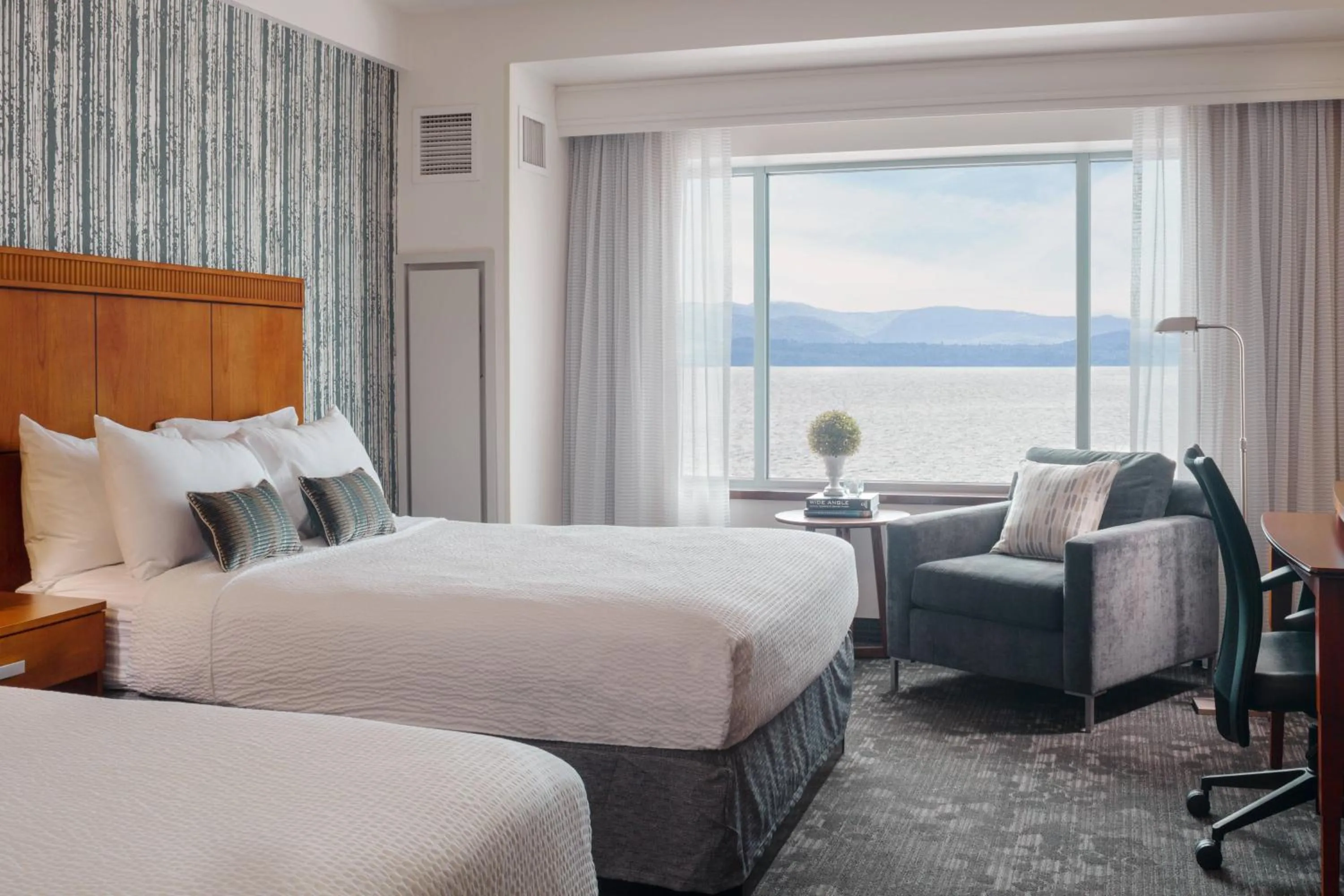 Photo of the whole room, Bed in Courtyard Burlington Harbor