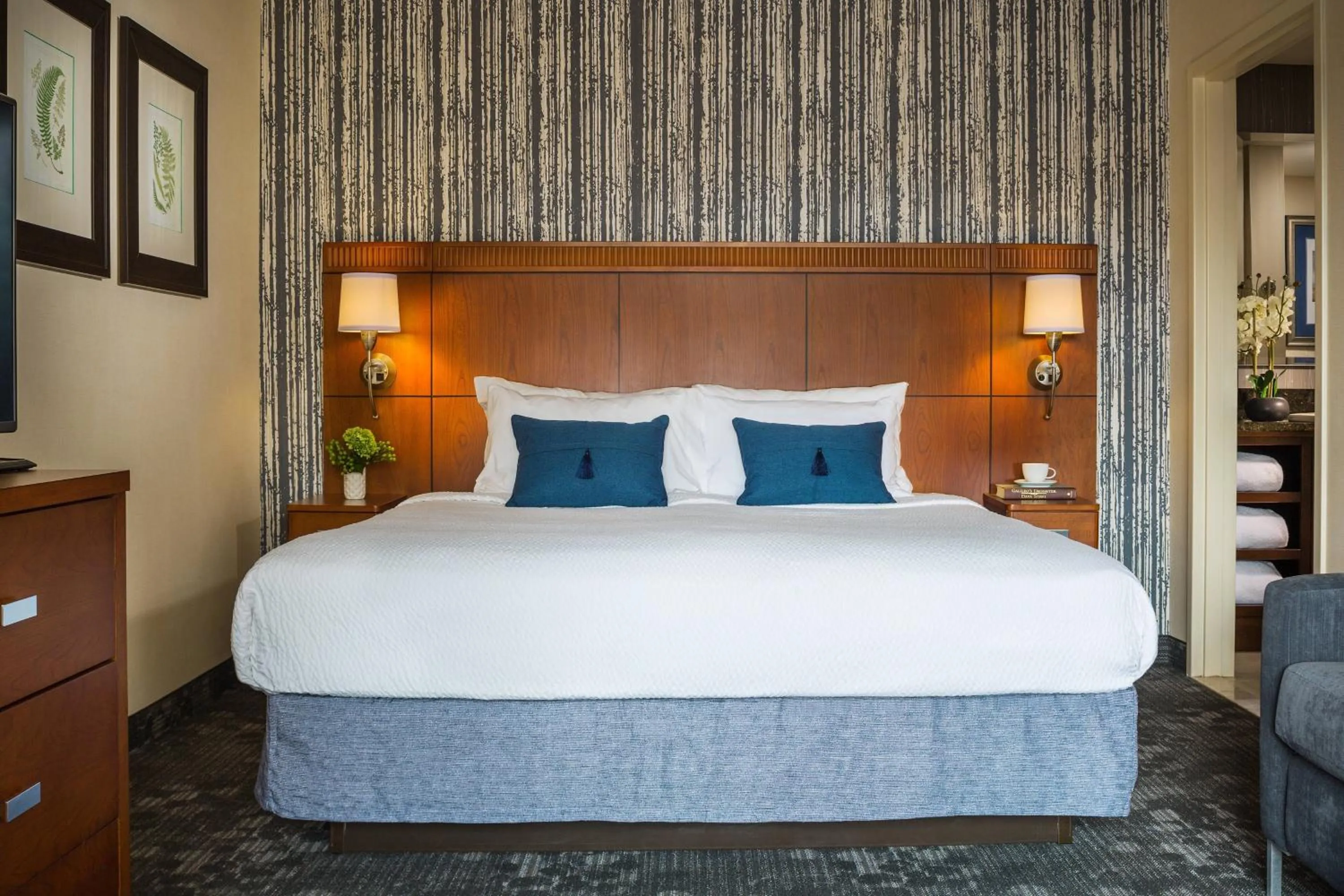 Bedroom, Bed in Courtyard Burlington Harbor