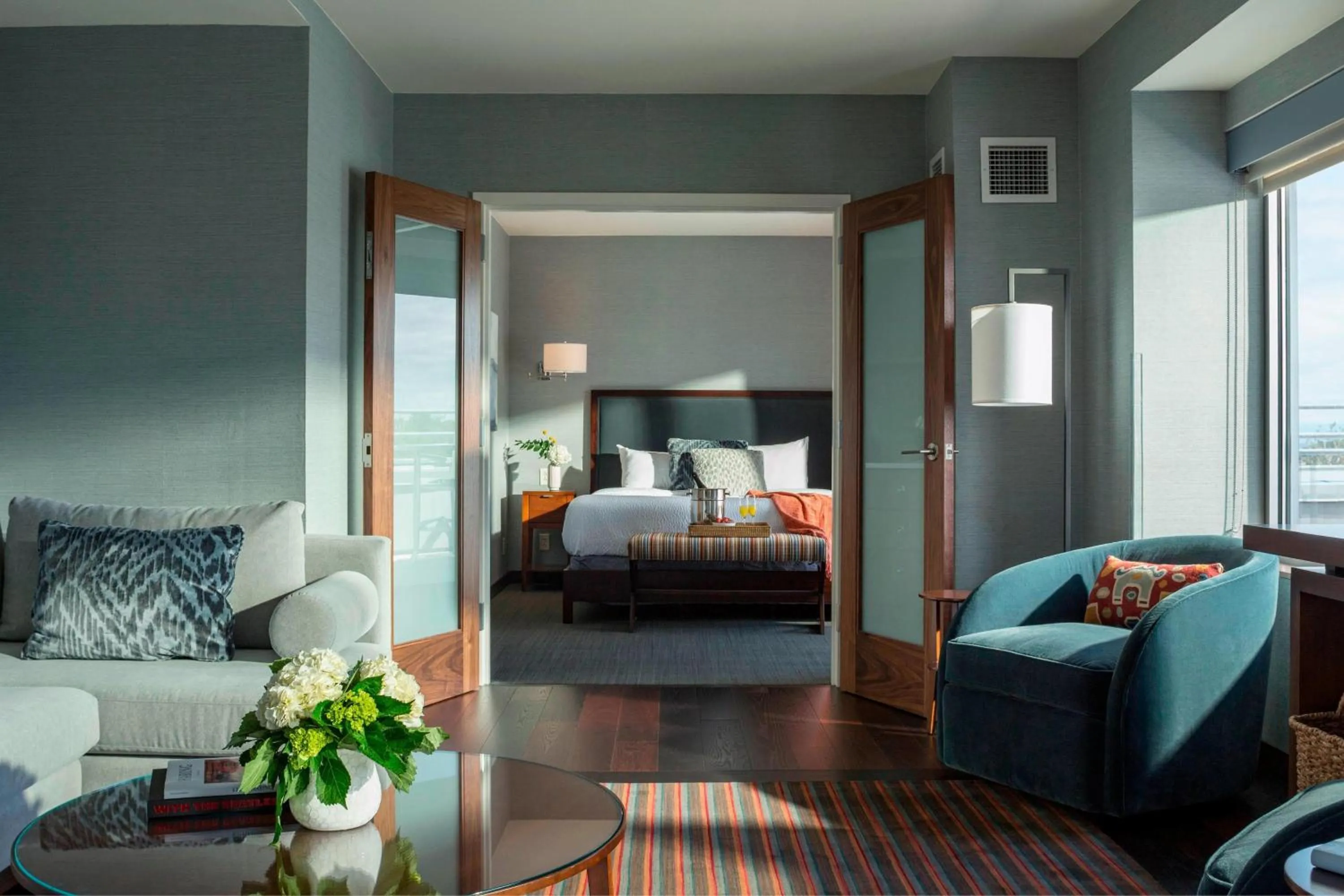 Swimming pool, Bed in Courtyard Burlington Harbor