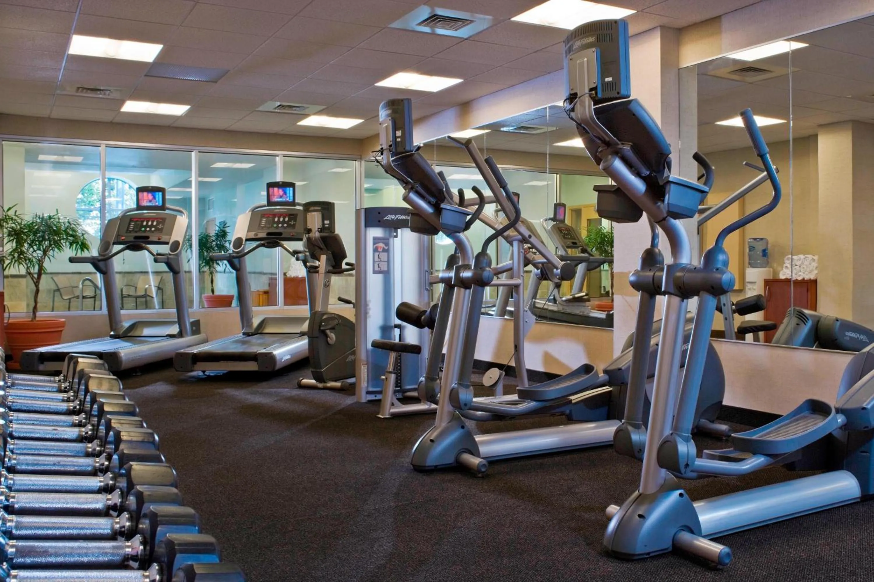 Fitness centre/facilities in Courtyard Burlington Harbor