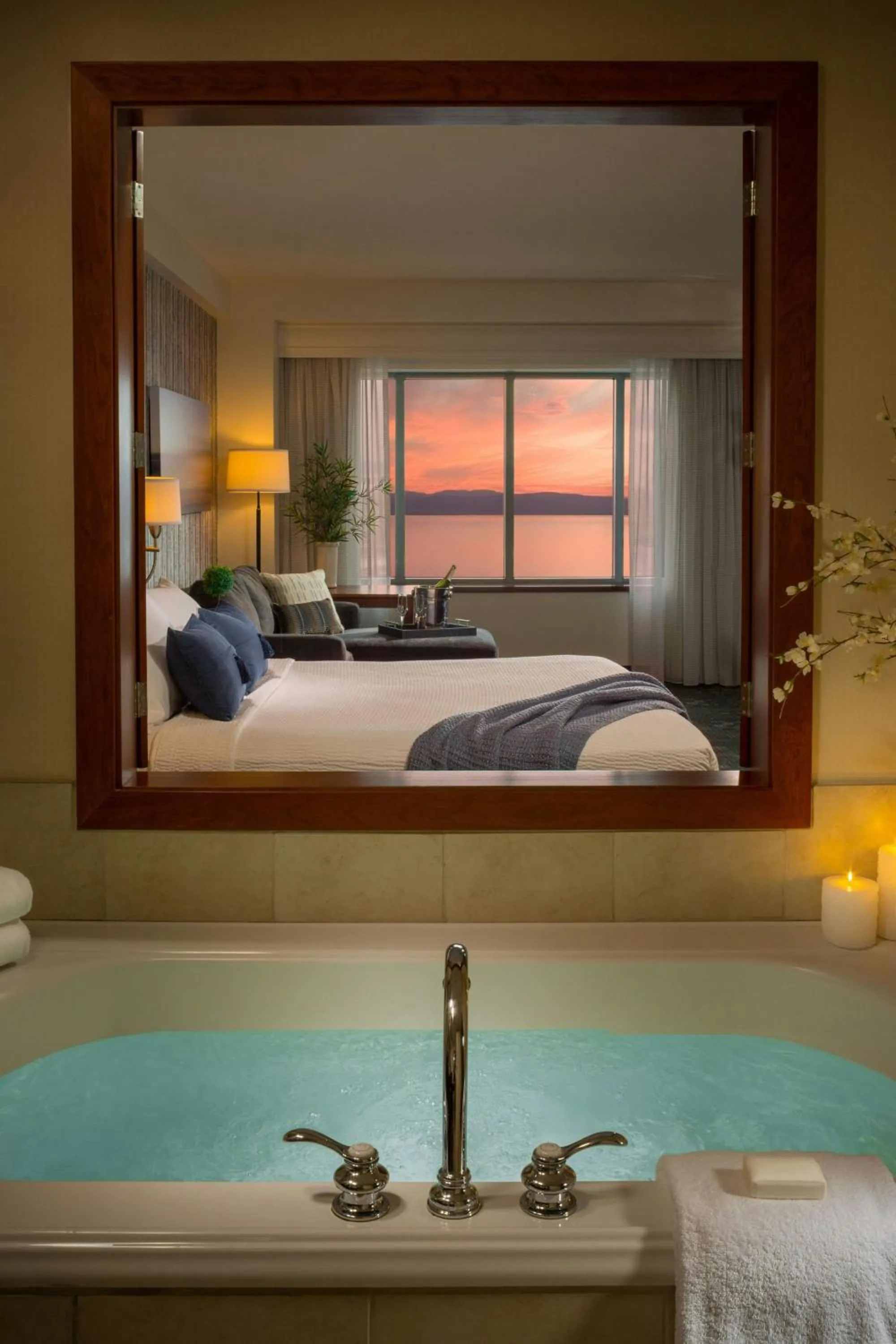 Swimming pool, Bed in Courtyard Burlington Harbor