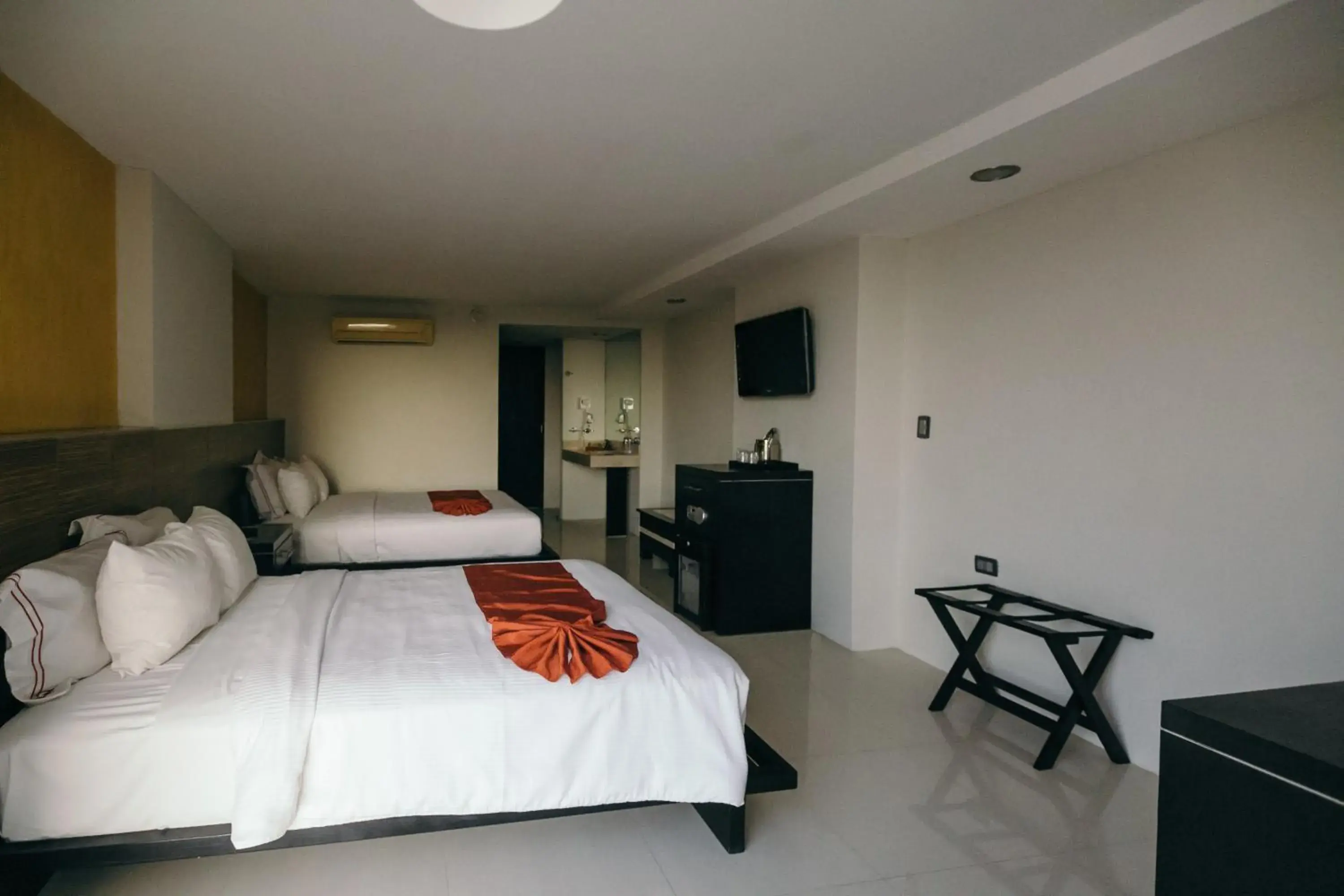 Photo of the whole room, Bed in Hotel El Español Paseo de Montejo Photo of the whole room, Bed in Hotel El Español Paseo de Montejo