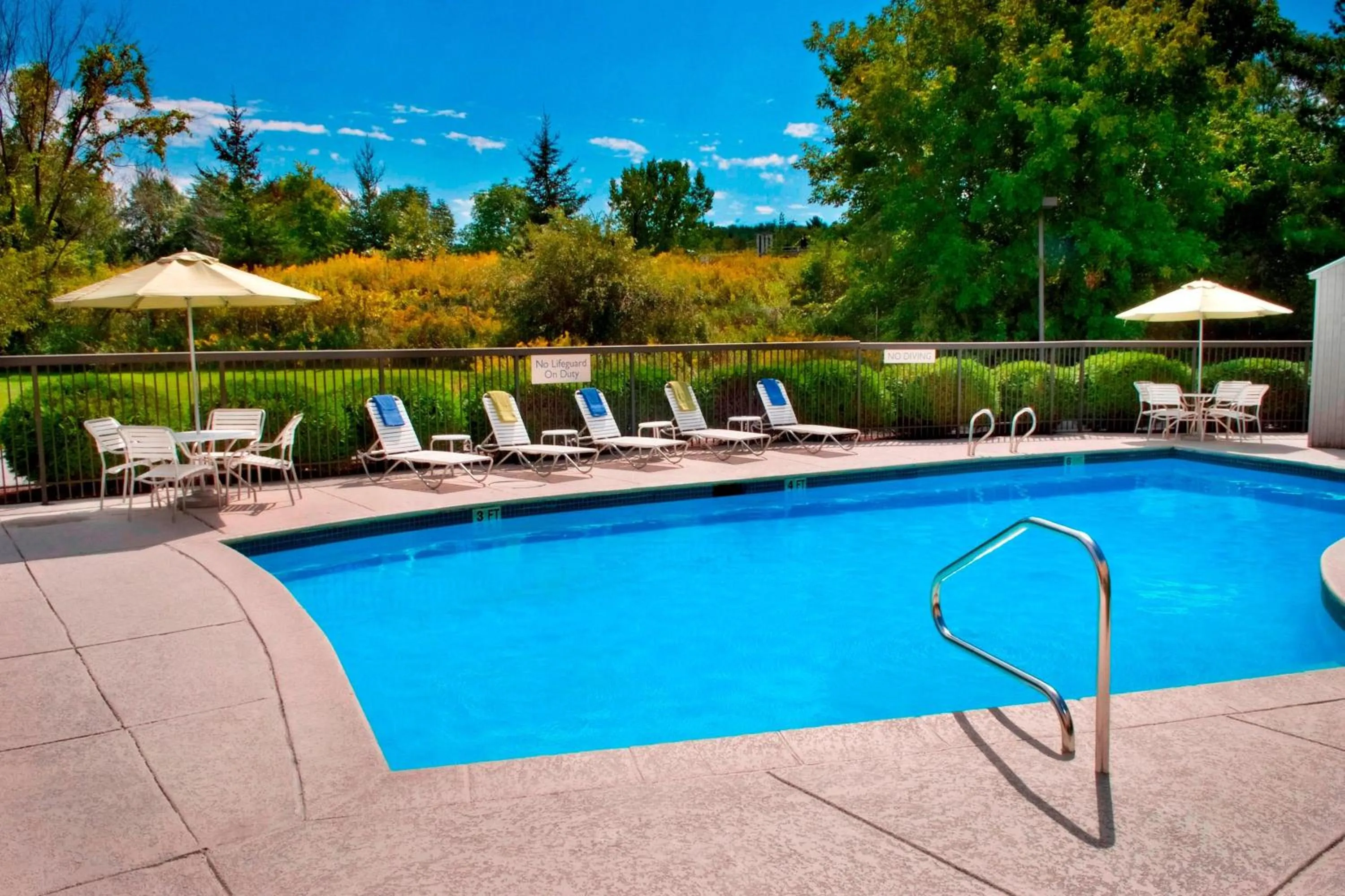 Swimming pool in Fairfield Inn by Marriott Burlington Williston