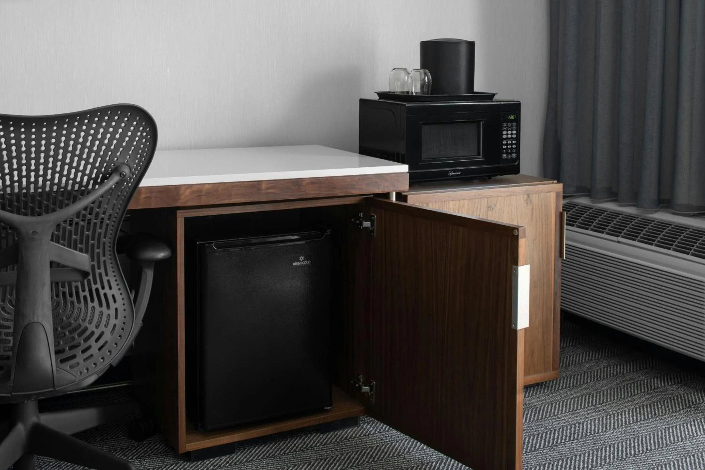 Photo of the whole room in Courtyard Los Angeles Burbank Airport