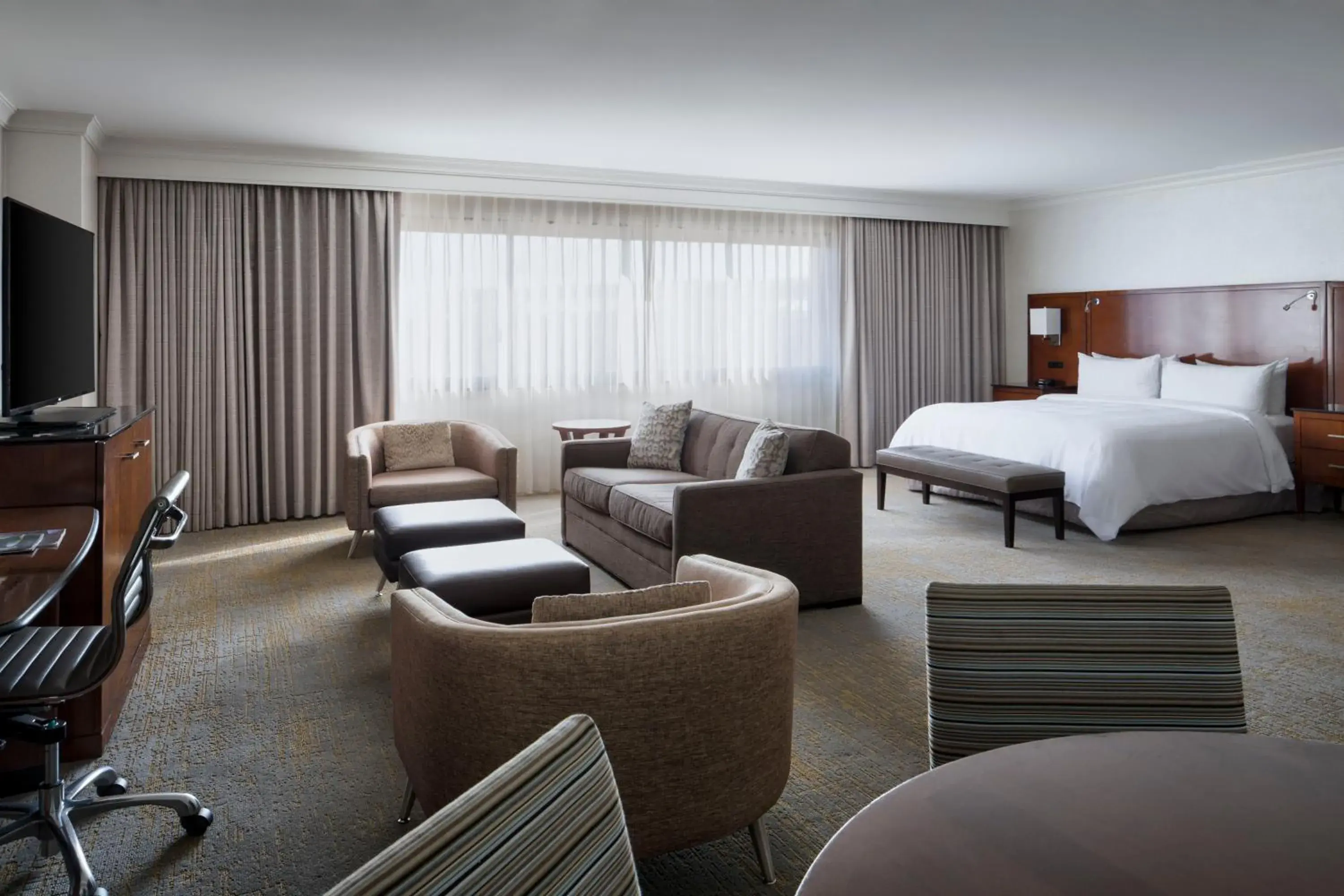 Family Junior Suite in Los Angeles Marriott Burbank Airport Family Junior Suite in Los Angeles Marriott Burbank Airport