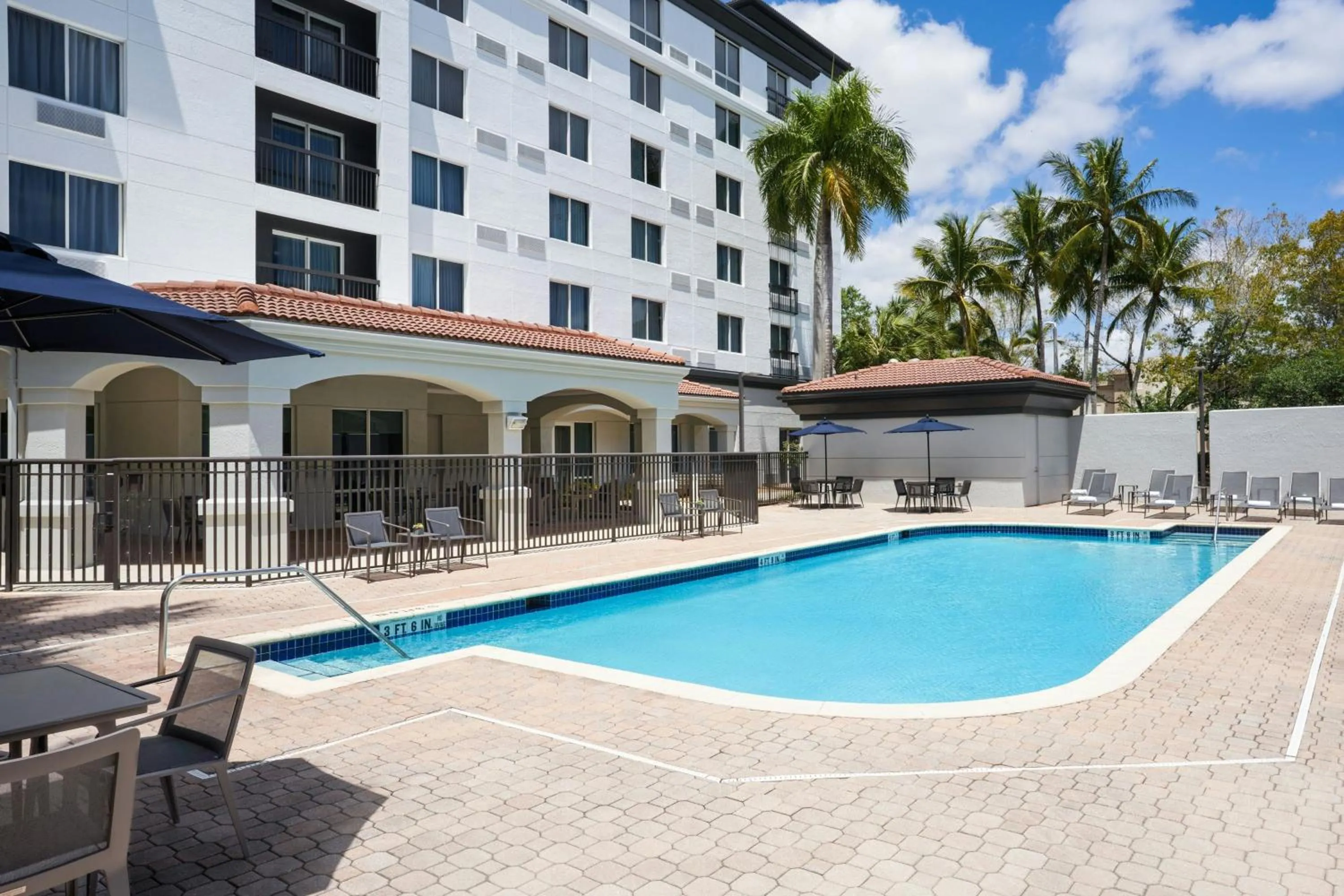 Swimming pool in Courtyard by Marriott Fort Lauderdale Weston