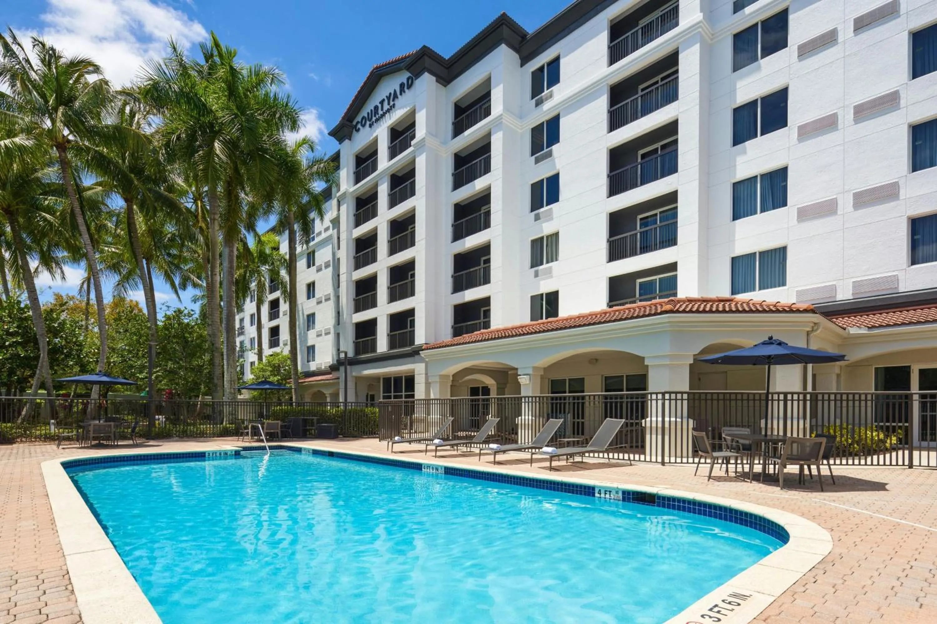 Swimming pool in Courtyard by Marriott Fort Lauderdale Weston