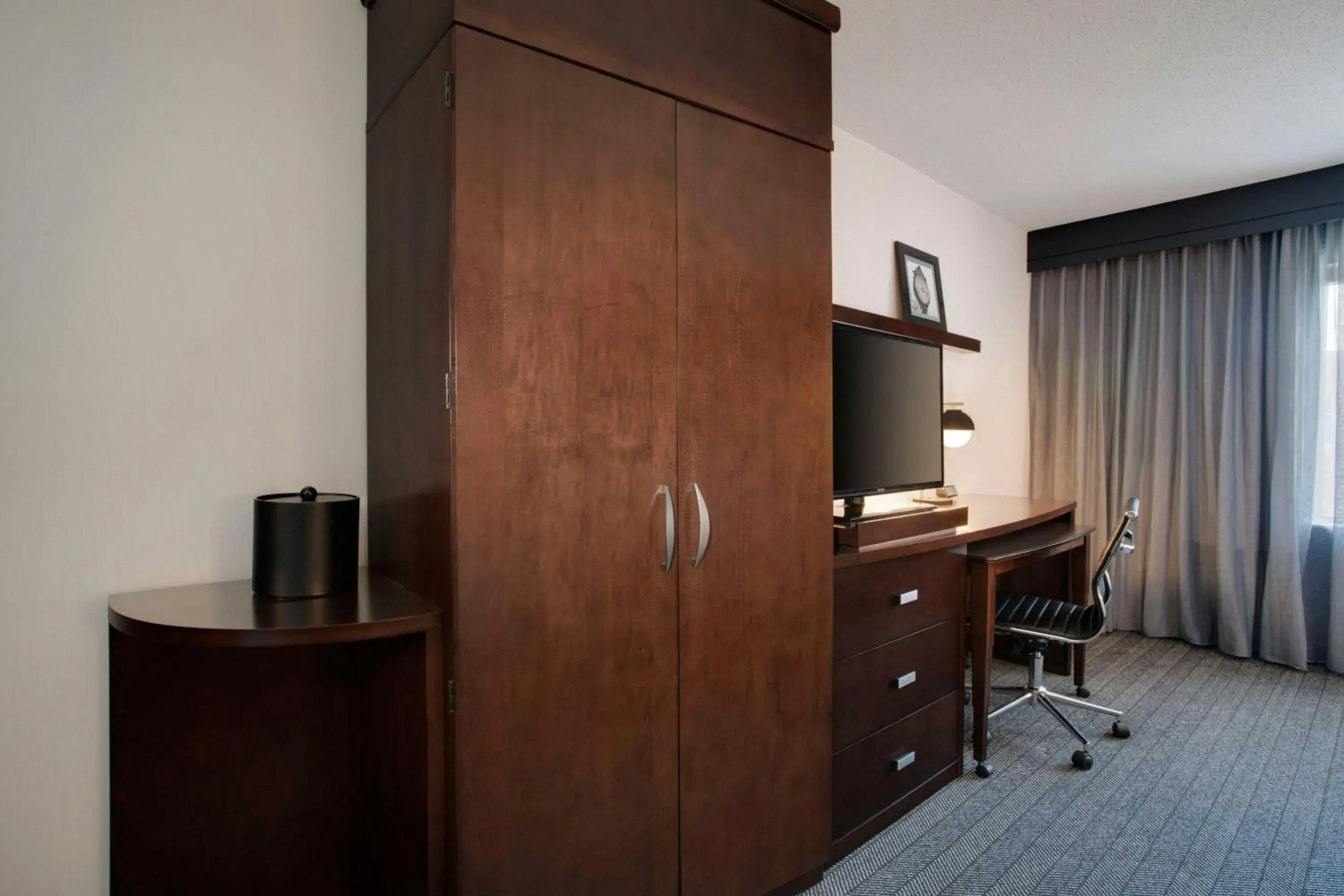 King Room with Sofa Bed and Adapted Tub - Mobility Accessible in Courtyard Worcester King Room with Sofa Bed and Adapted Tub - Mobility Accessible in Courtyard Worcester