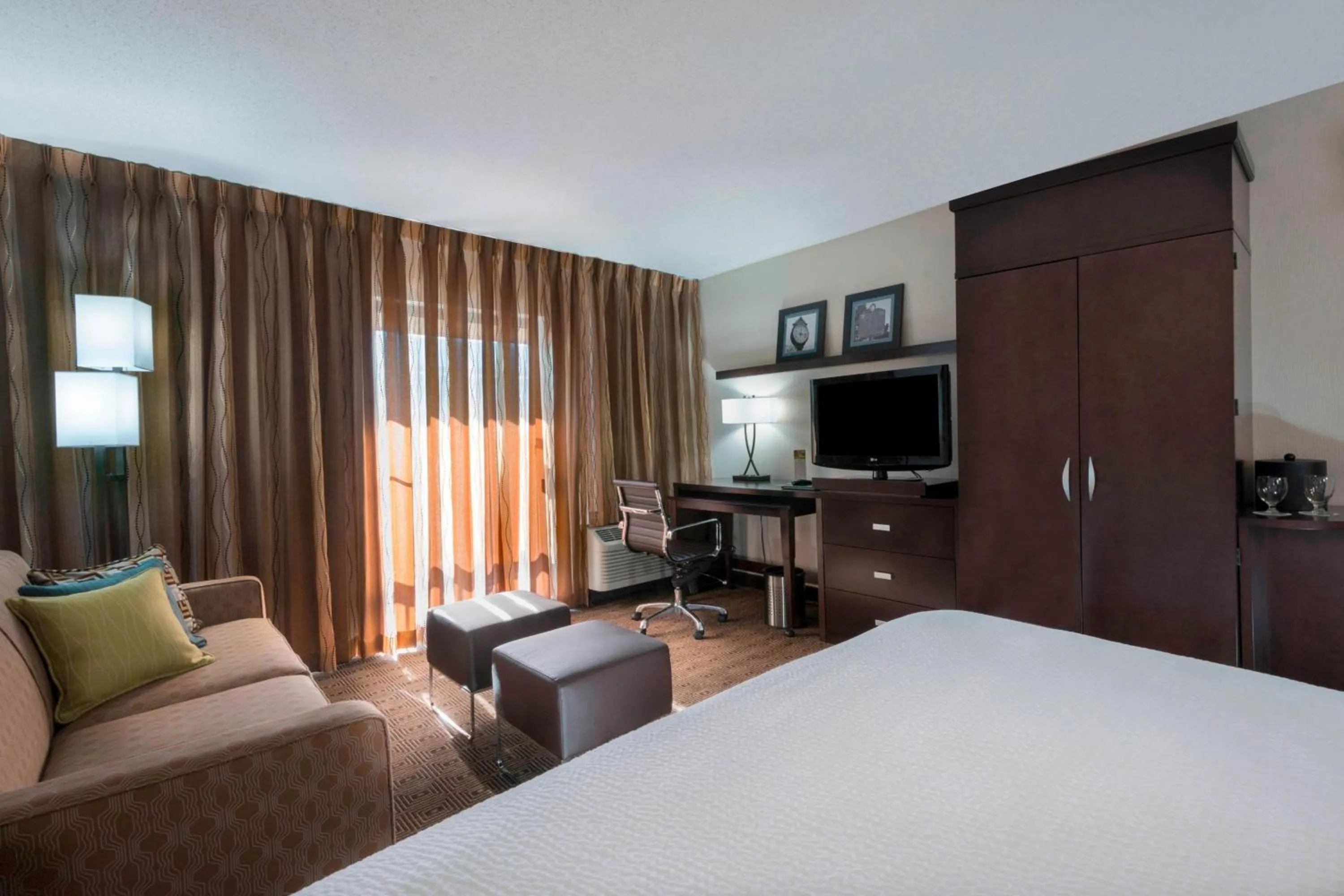 Photo of the whole room, Bed in Courtyard Worcester