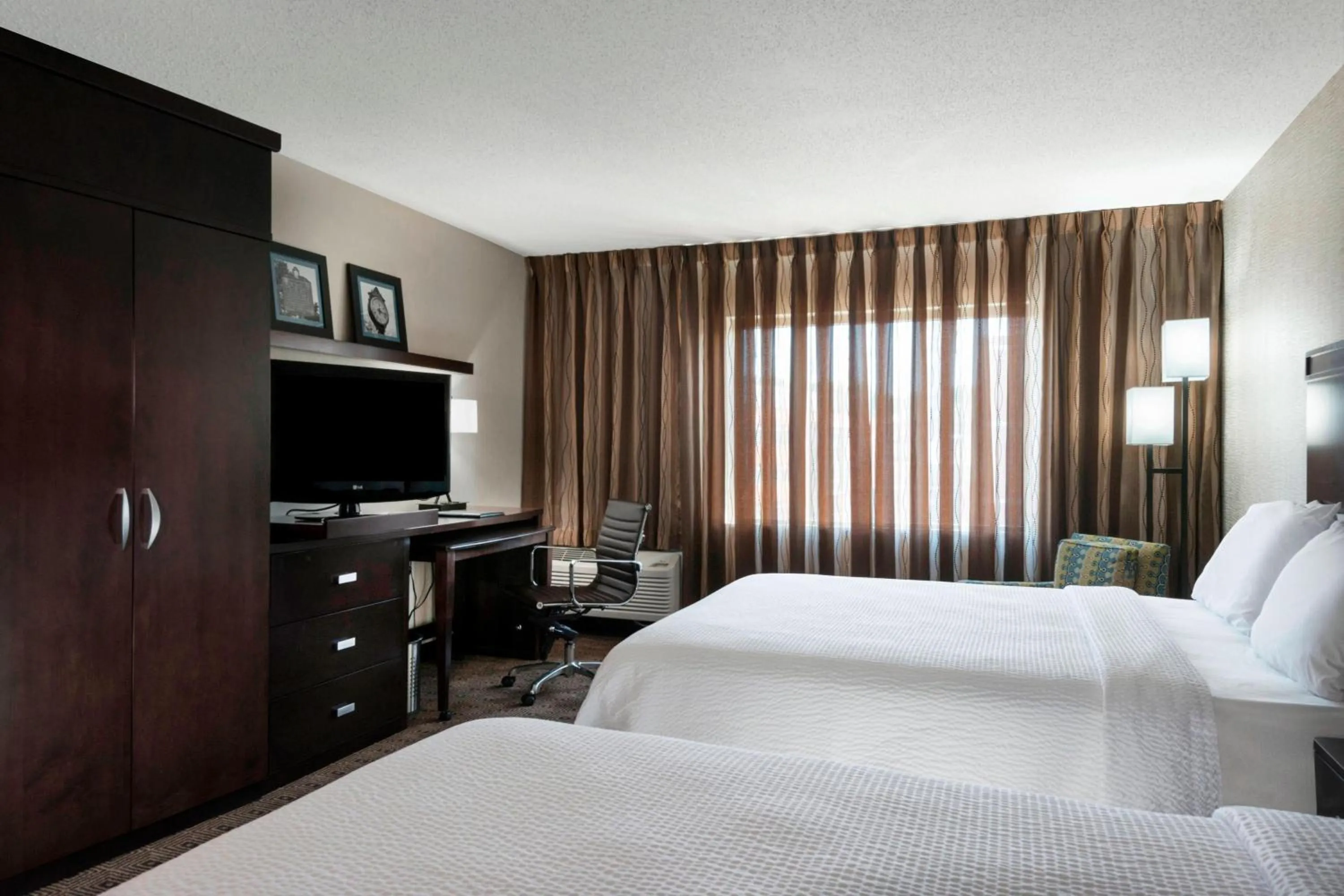 Photo of the whole room, Bed in Courtyard Worcester