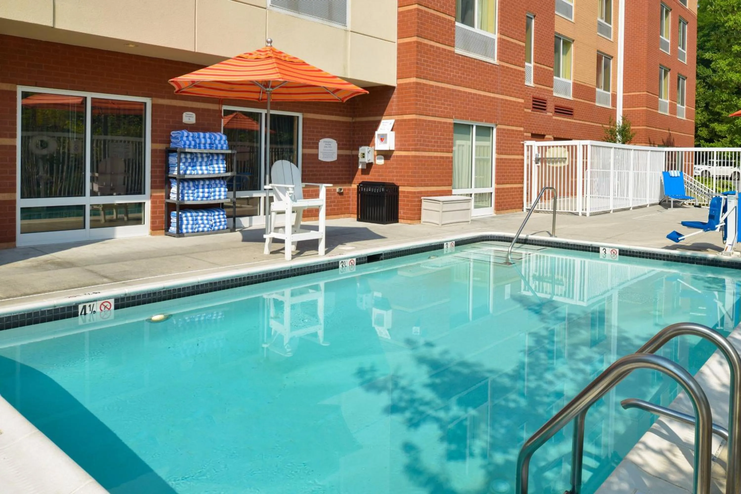 Swimming pool in Fairfield Inn & Suites White Marsh