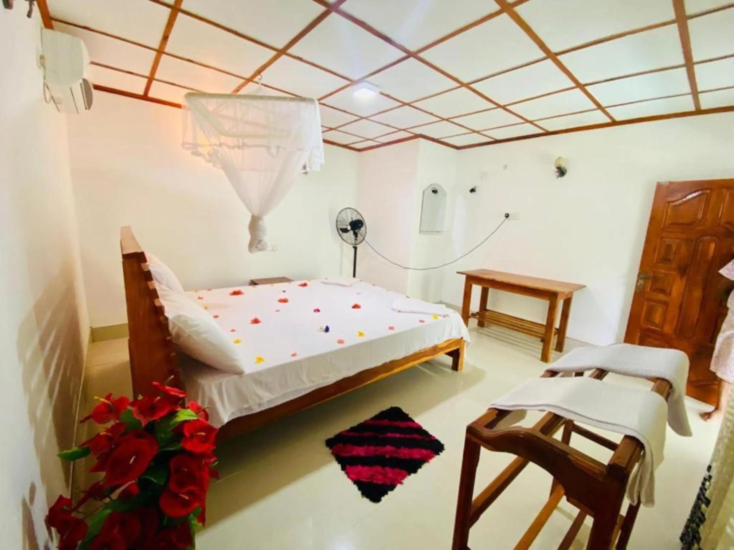 Photo of the whole room, Bed in Rock Lake Home Stay