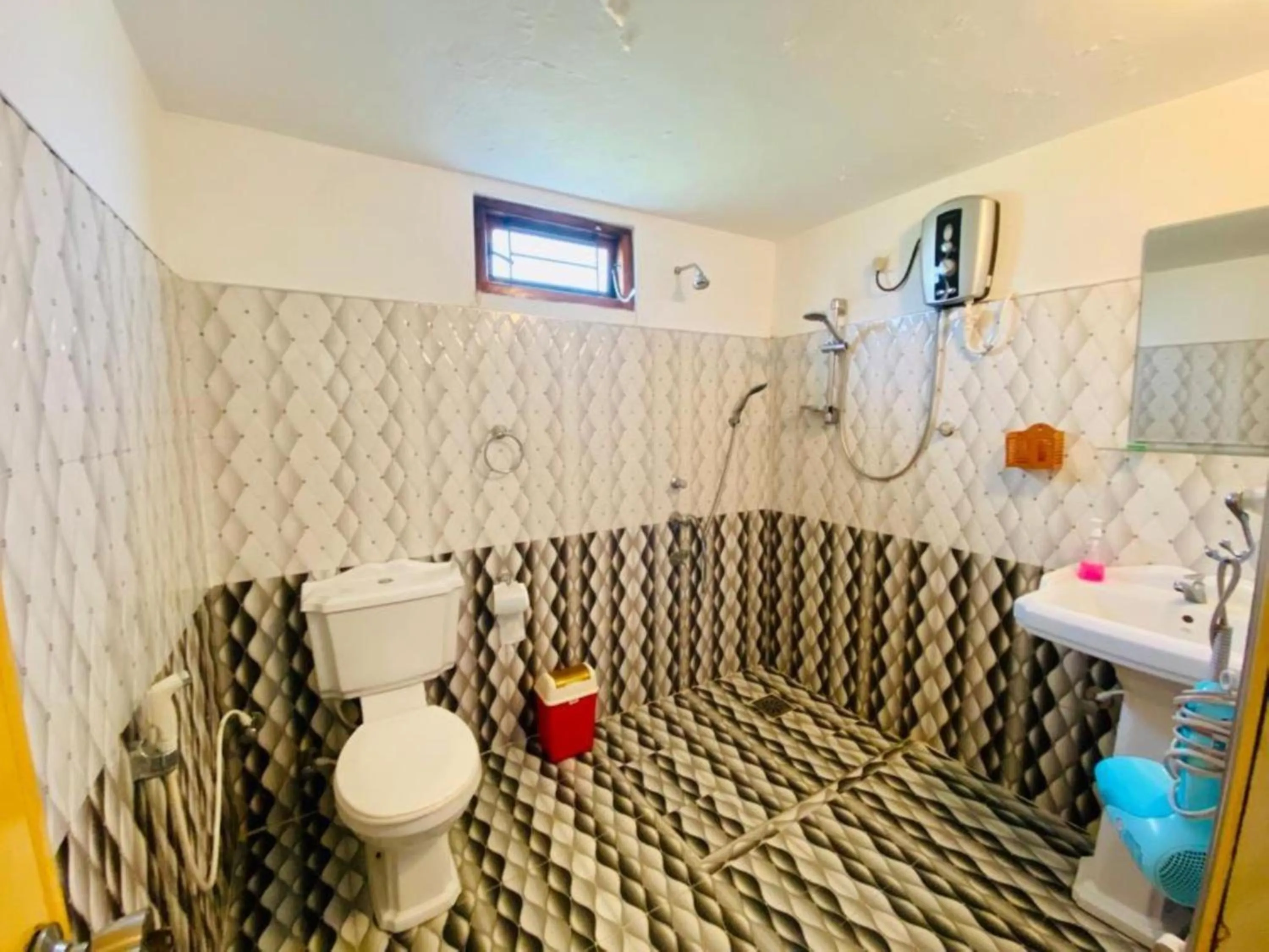 Shower in Rock Lake Home Stay