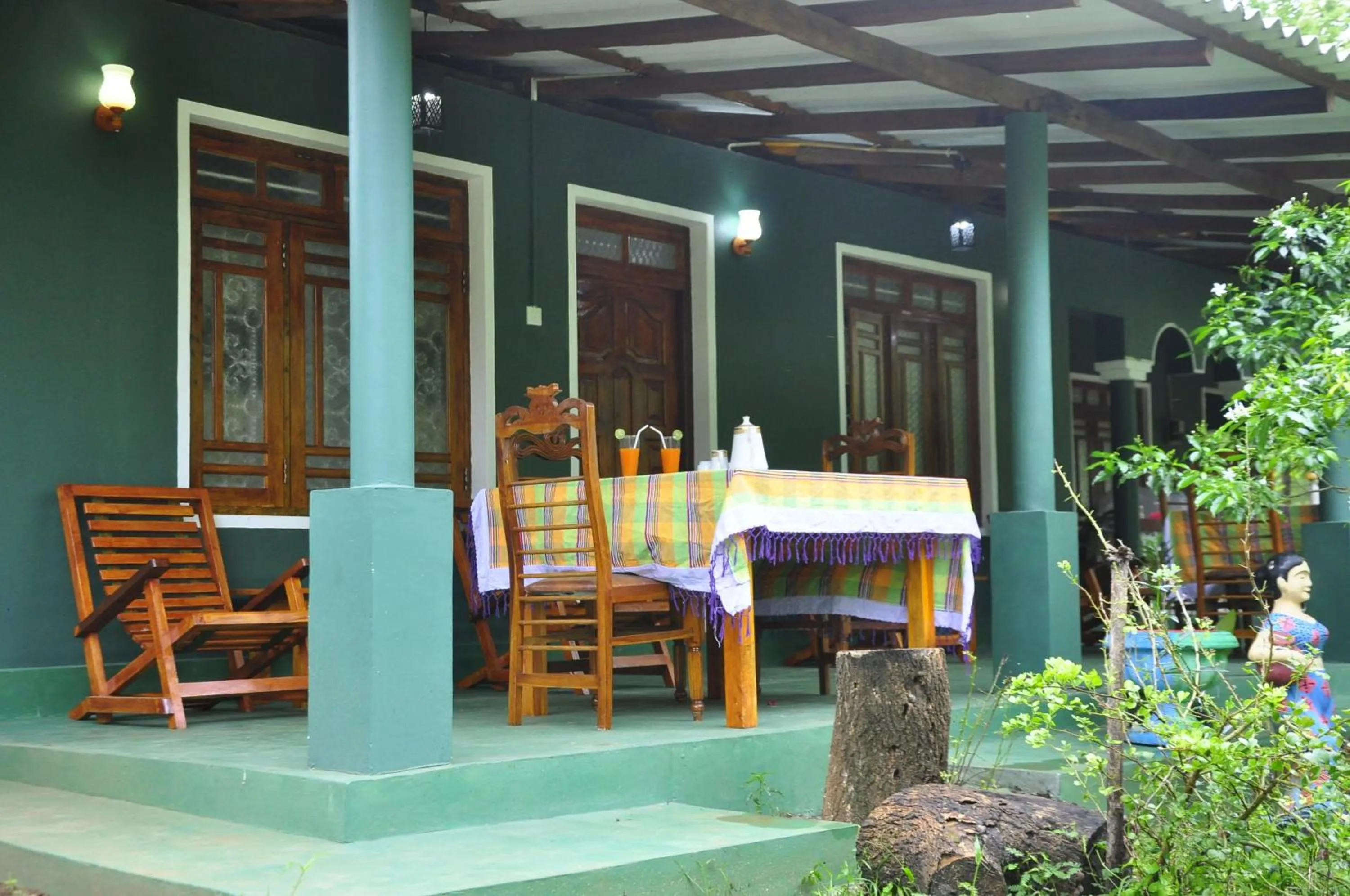 Restaurant/places to eat in Rock Lake Home Stay