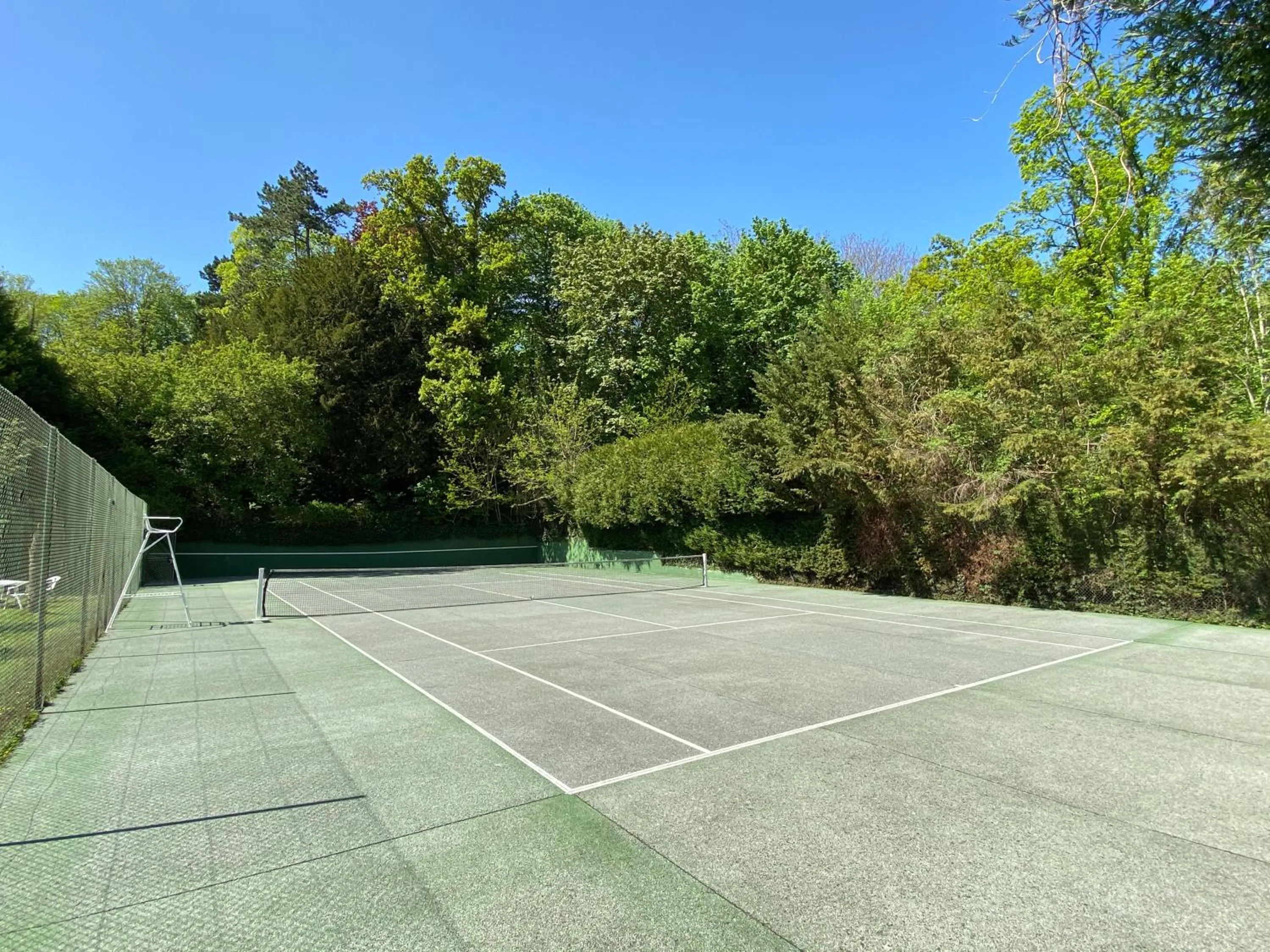 Tennis court in Manoir des Cavaliers - BnB