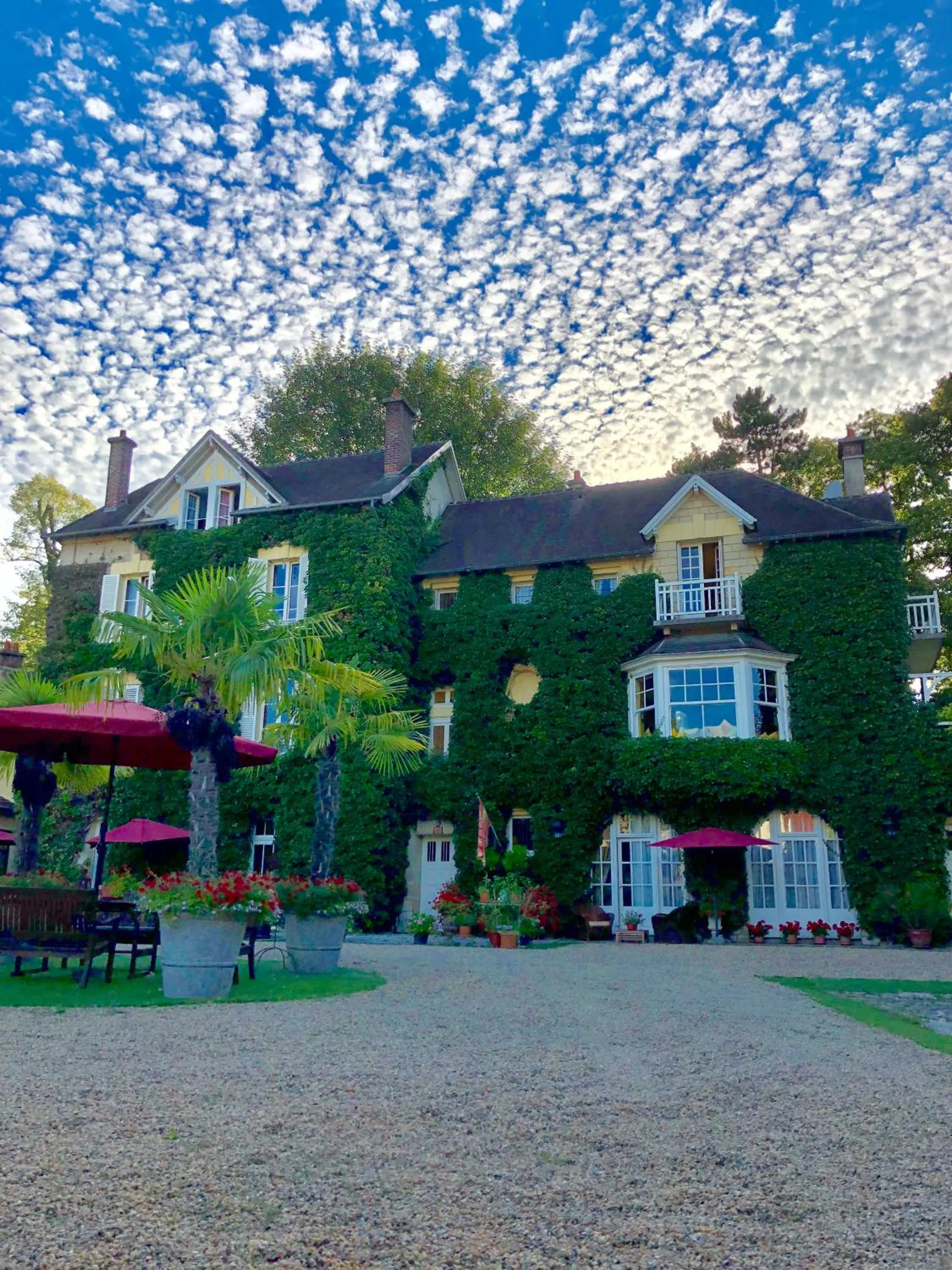 Facade/entrance in Manoir des Cavaliers - BnB