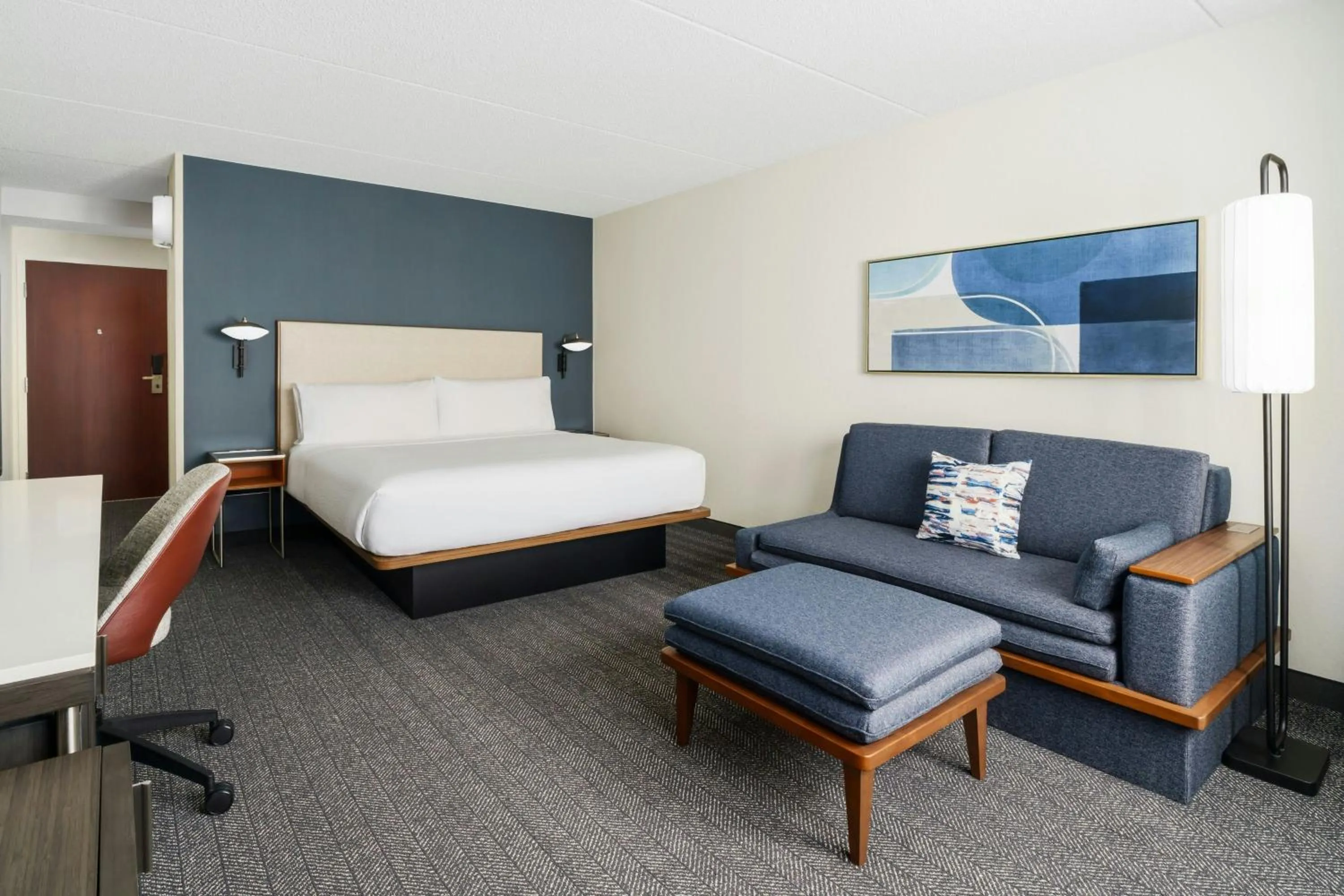 Photo of the whole room, Bed in Courtyard Chicago Midway Airport