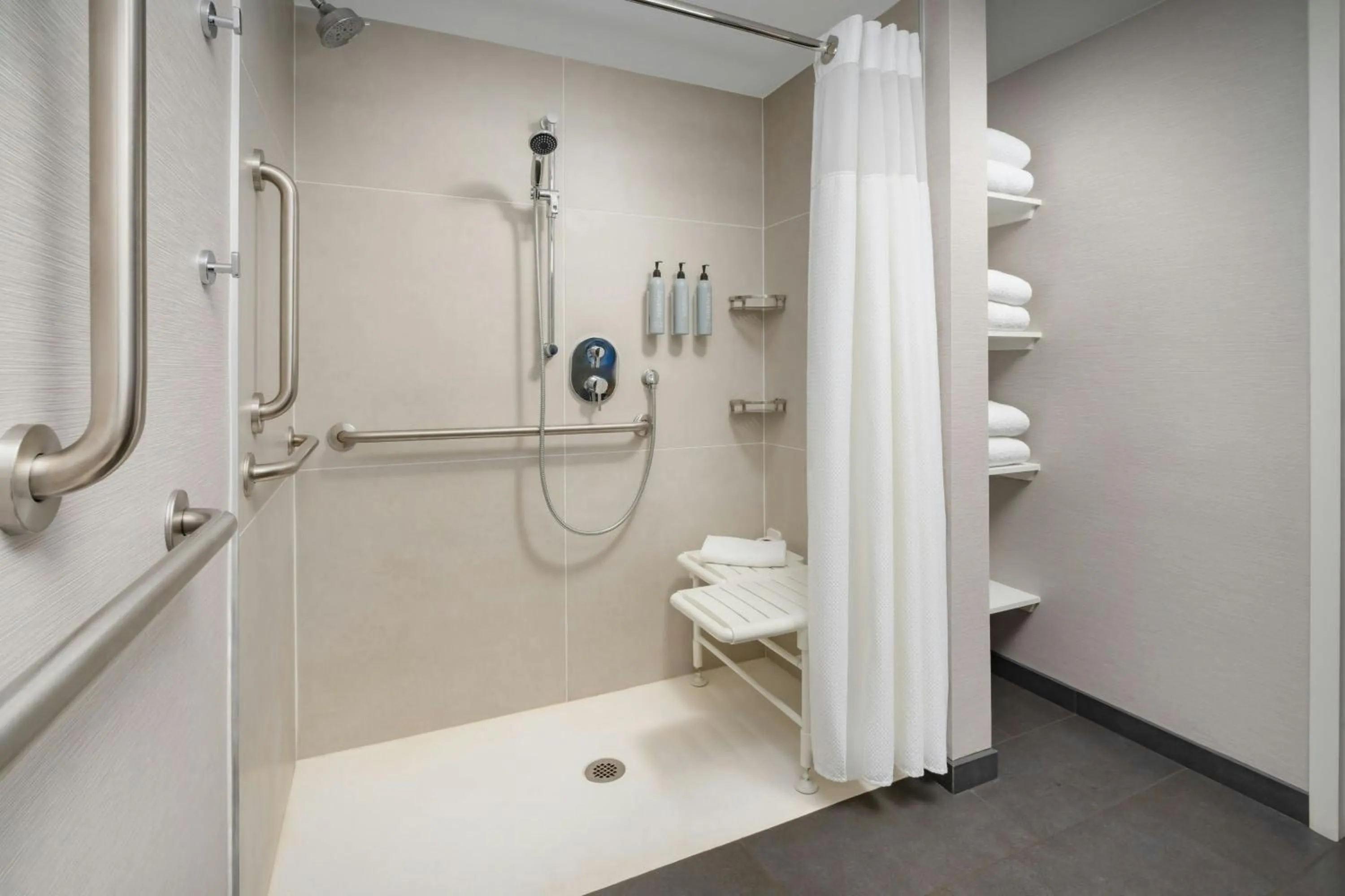 Bathroom in Courtyard Chicago Midway Airport