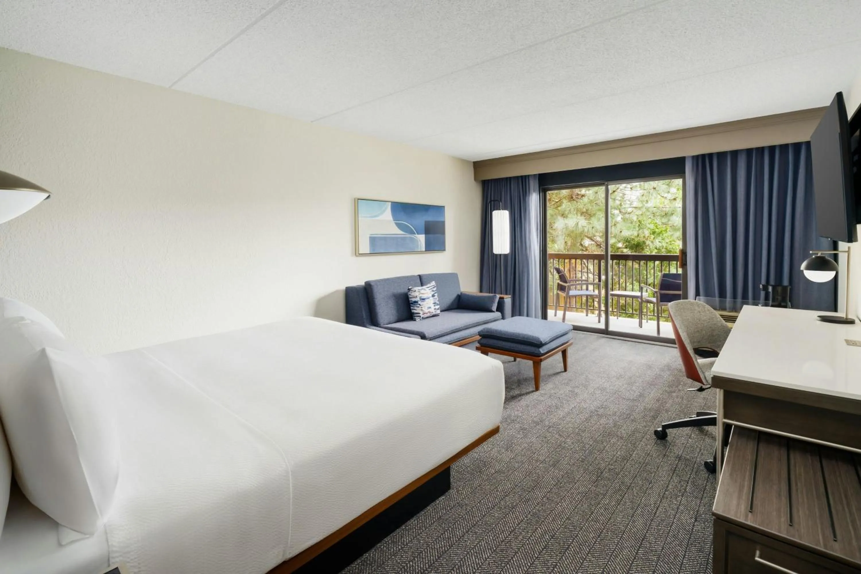 Photo of the whole room, Bed in Courtyard Chicago Midway Airport