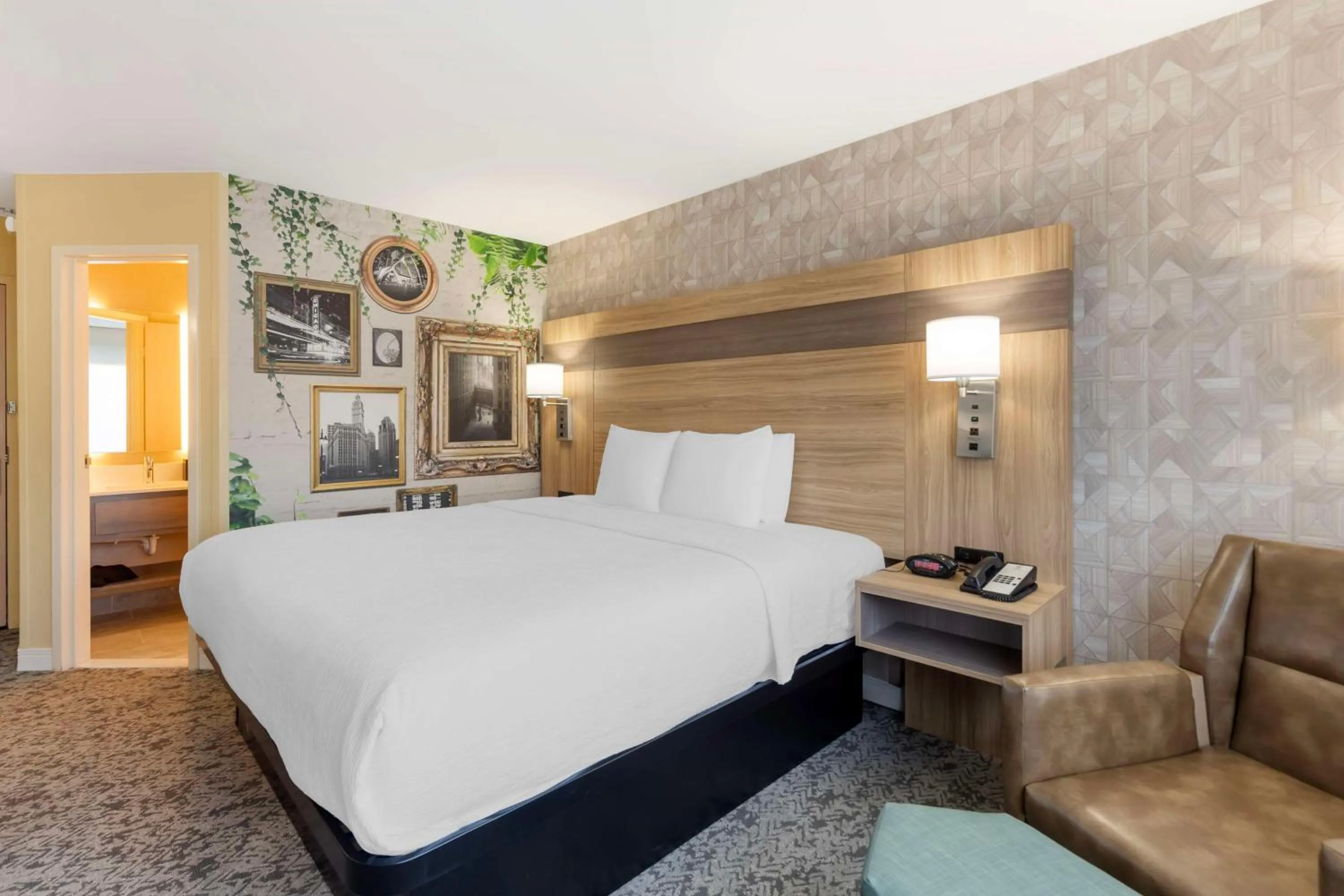 Bedroom, Bed in Best Western Glenview - Chicagoland Inn and Suites