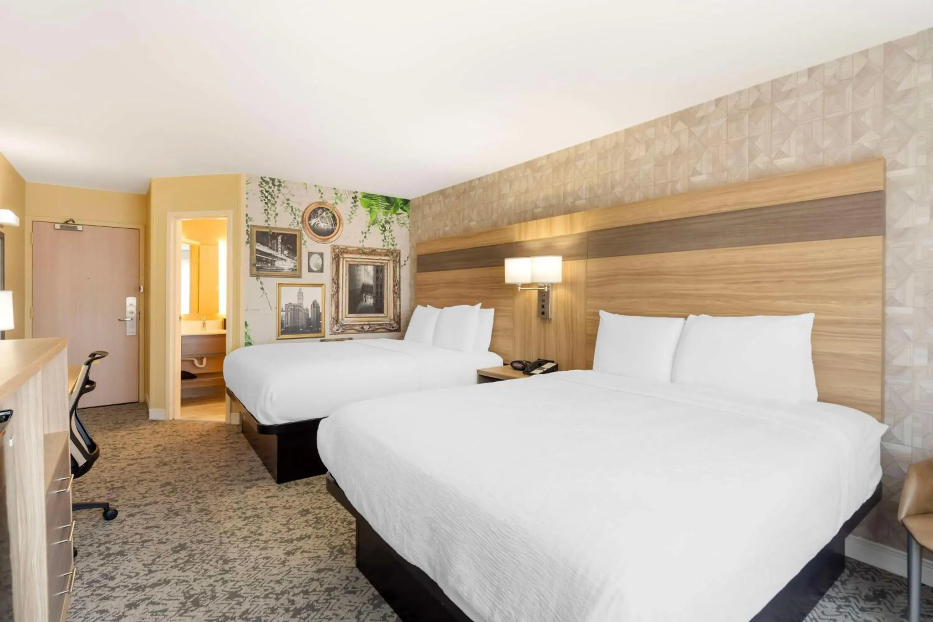 Bedroom, Bed in Best Western Glenview - Chicagoland Inn and Suites Bedroom, Bed in Best Western Glenview - Chicagoland Inn and Suites