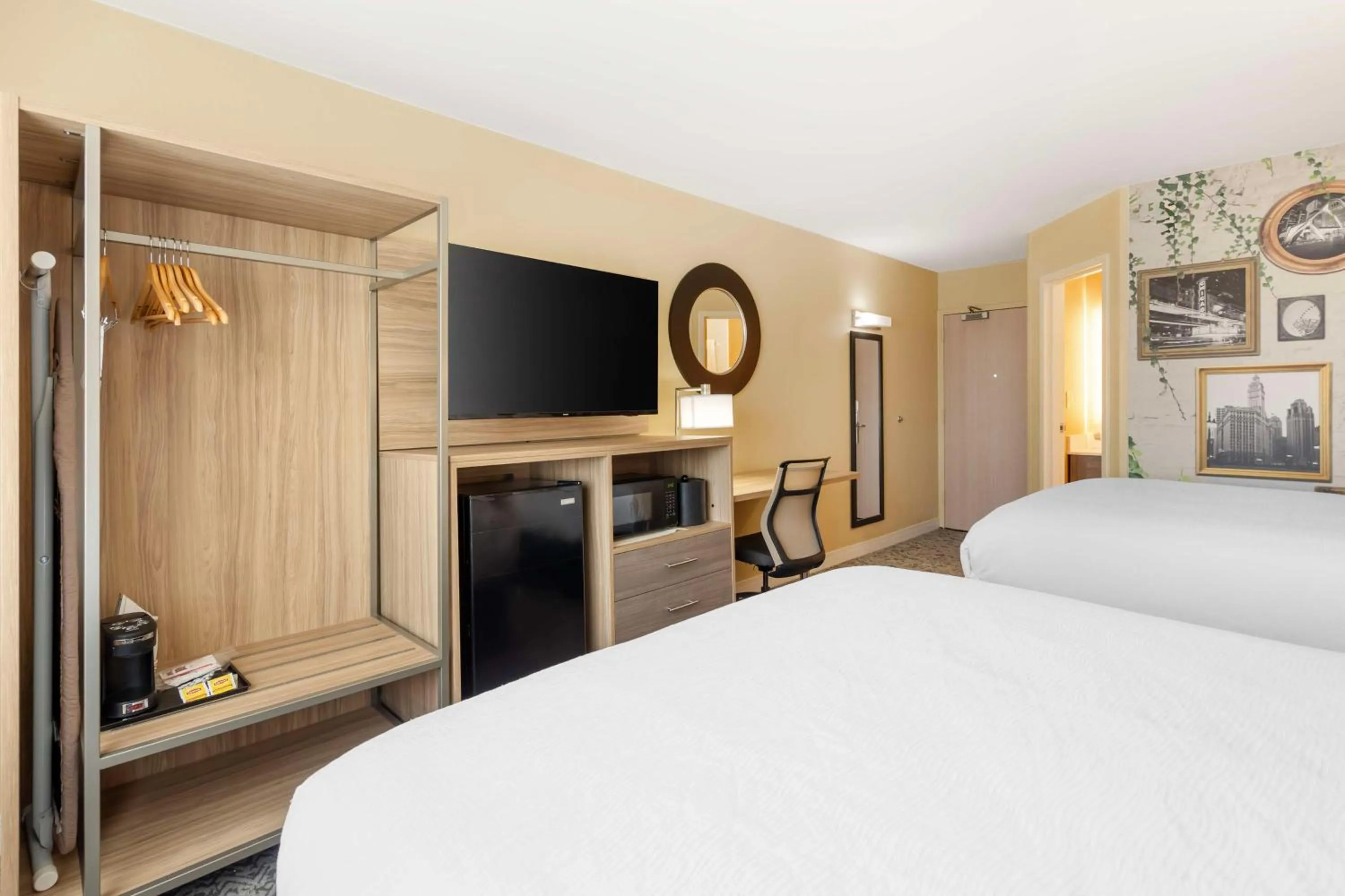 Bedroom, Bed in Best Western Glenview - Chicagoland Inn and Suites