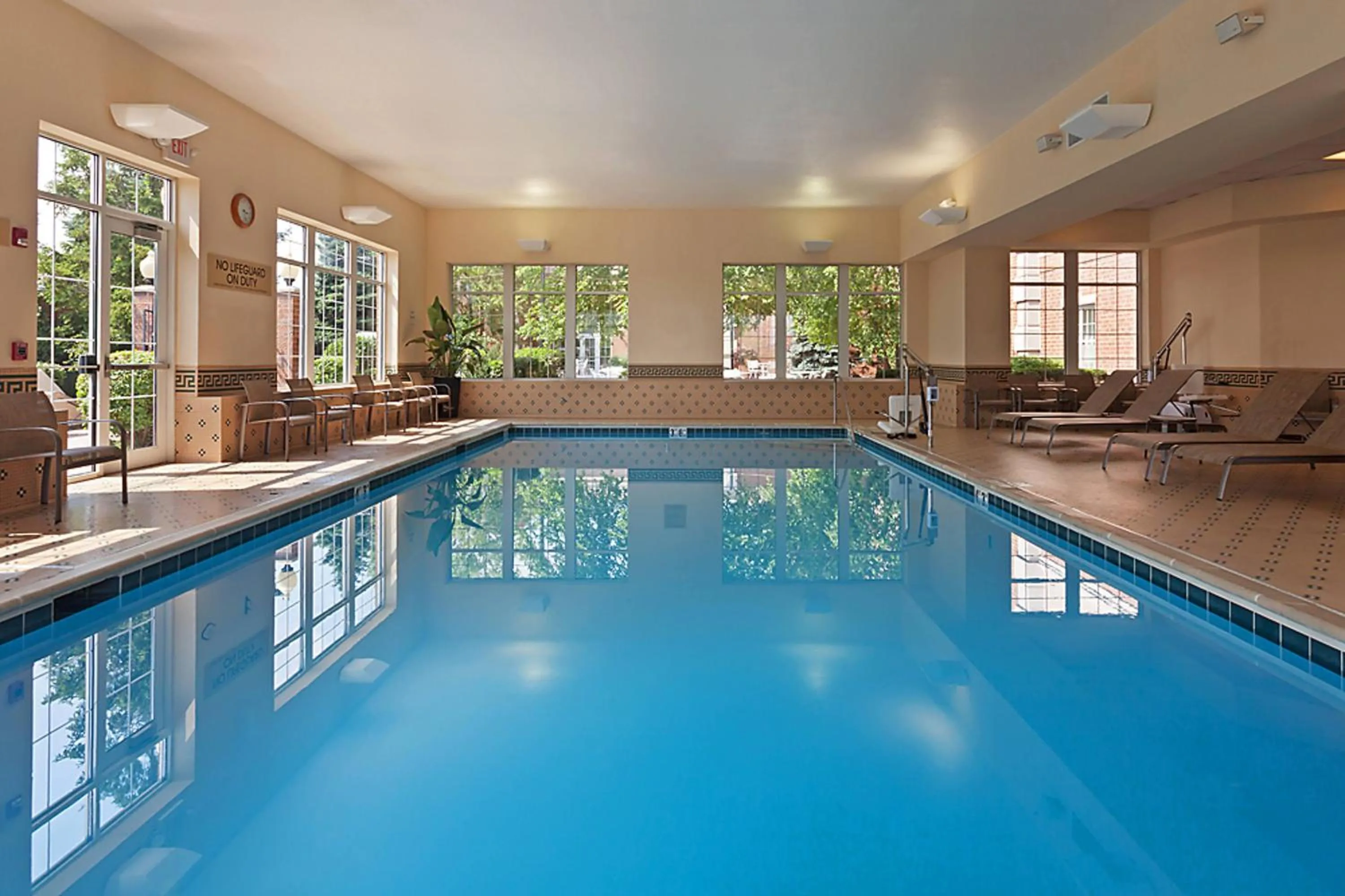 Swimming pool in Chicago Marriott Midway