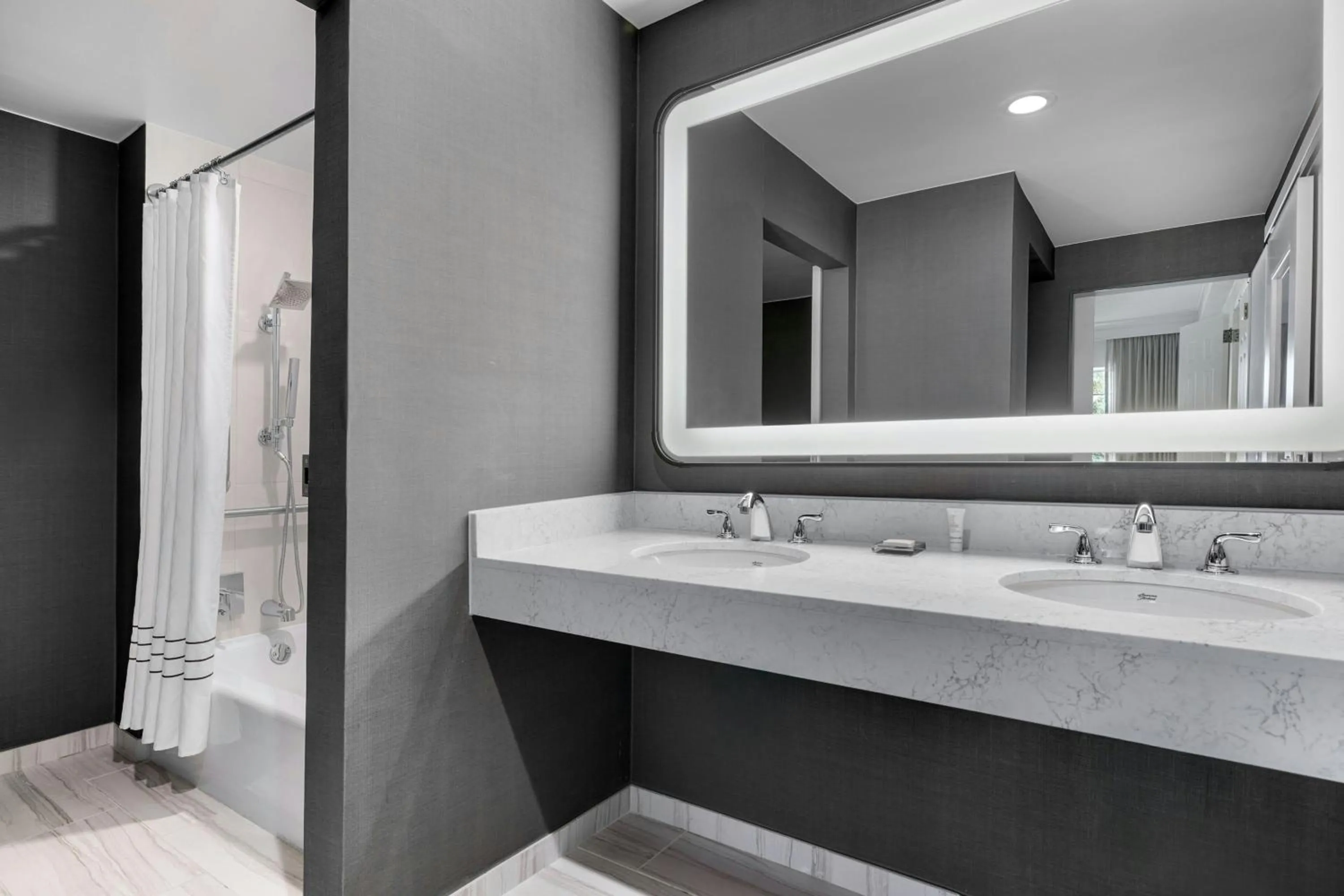 Bathroom in Chicago Marriott Midway