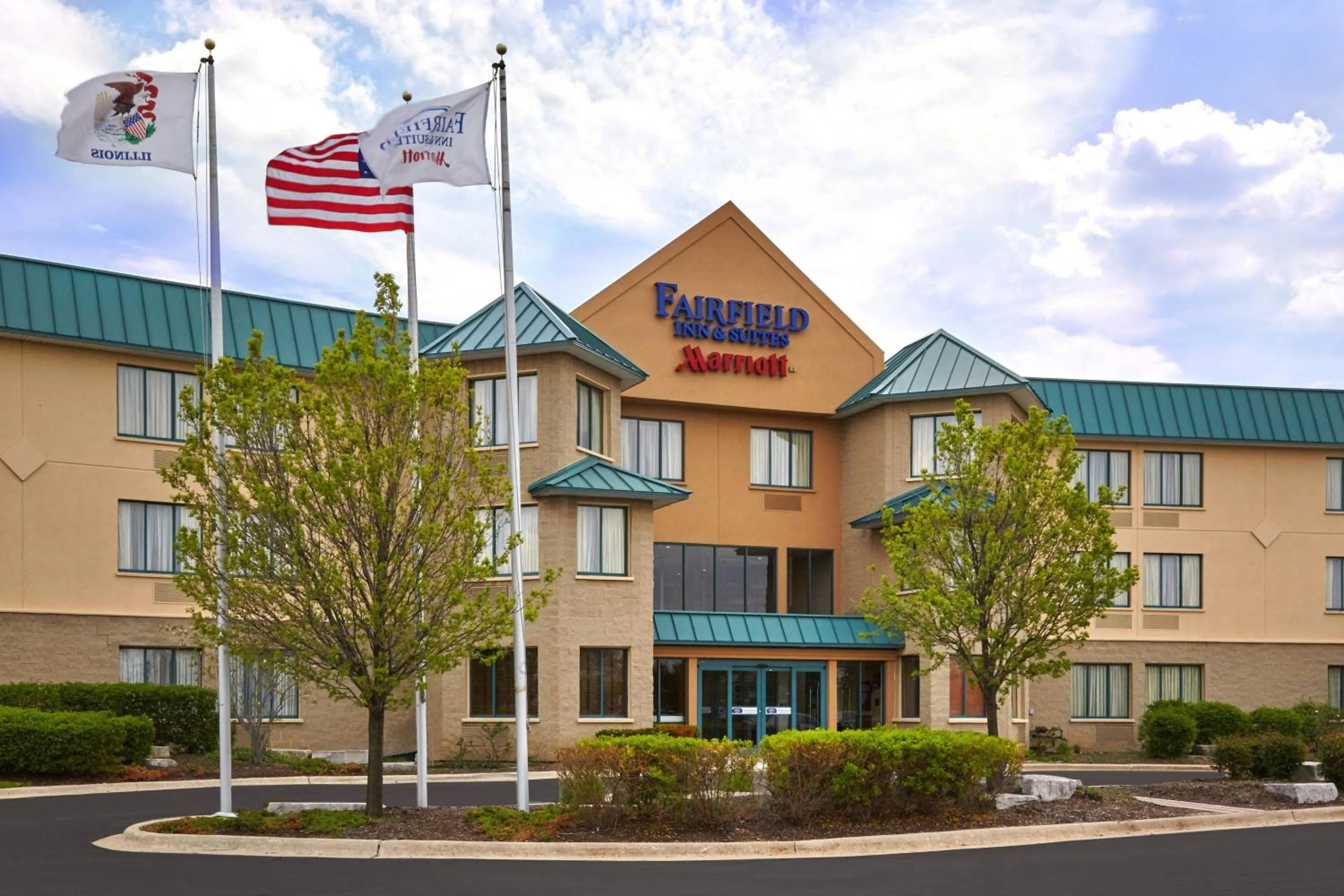 Property building in Fairfield Inn and Suites Chicago Lombard