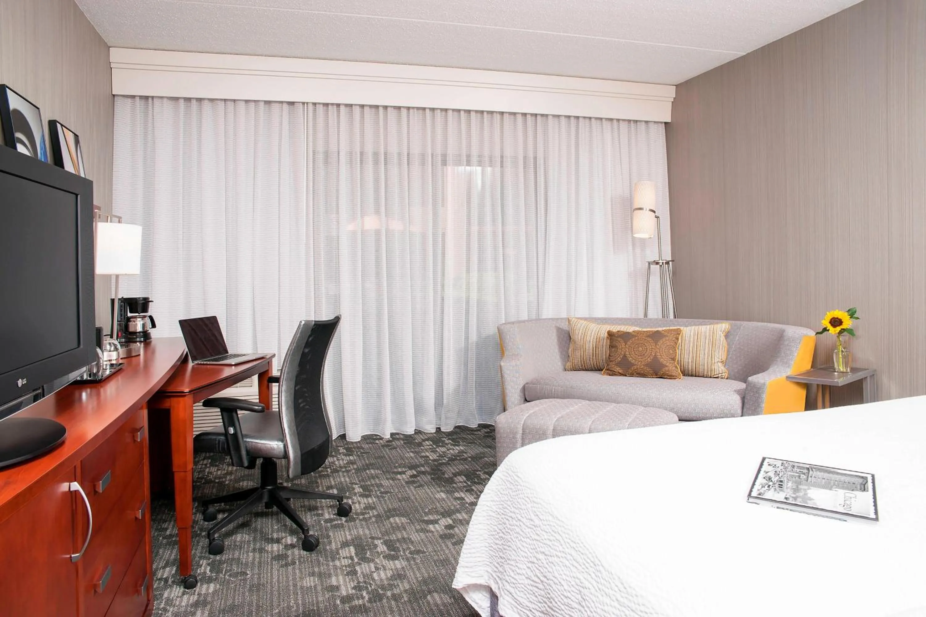 Photo of the whole room, Bed in Courtyard Chicago Glenview/Northbrook