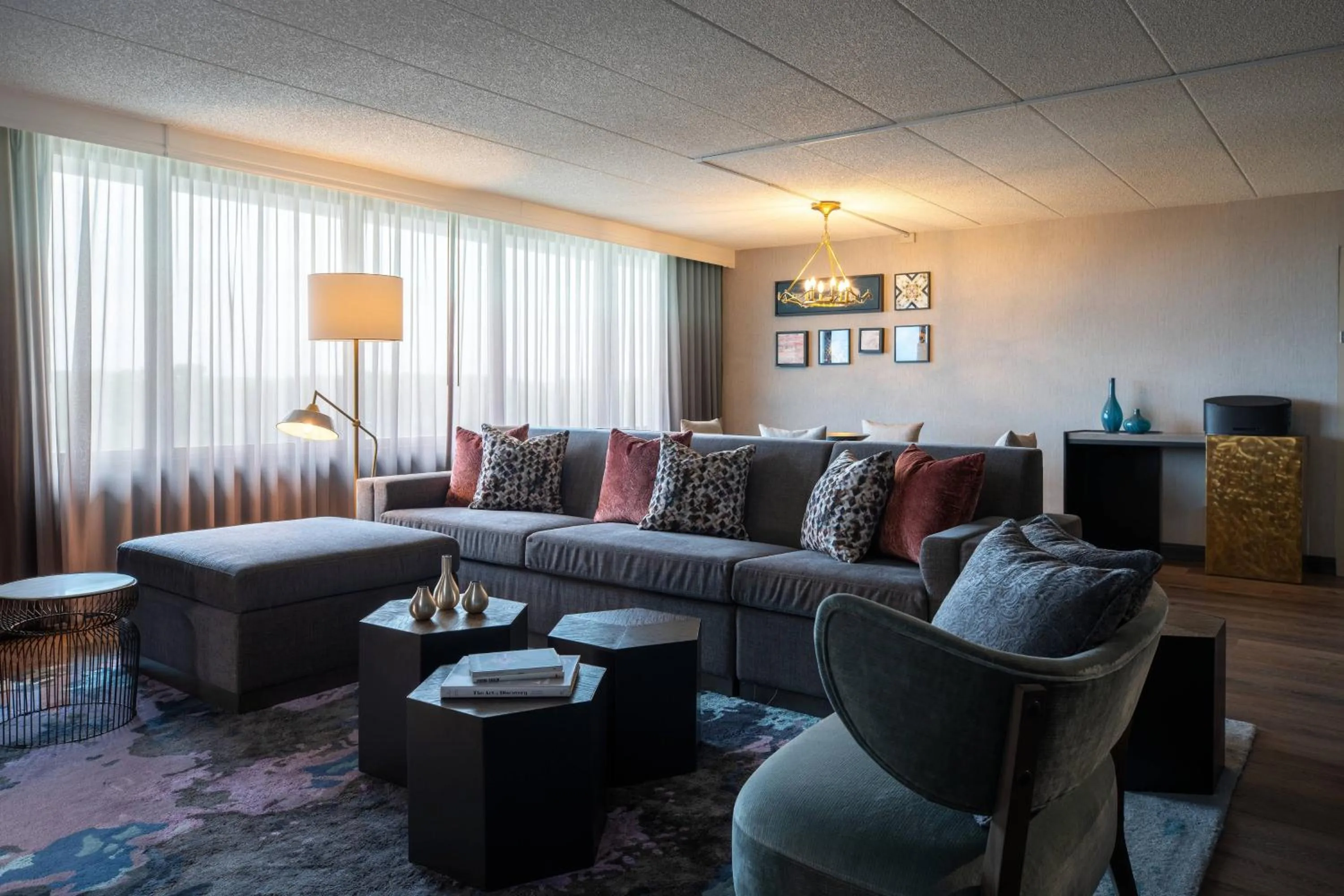 Living room in Renaissance Chicago North Shore Hotel