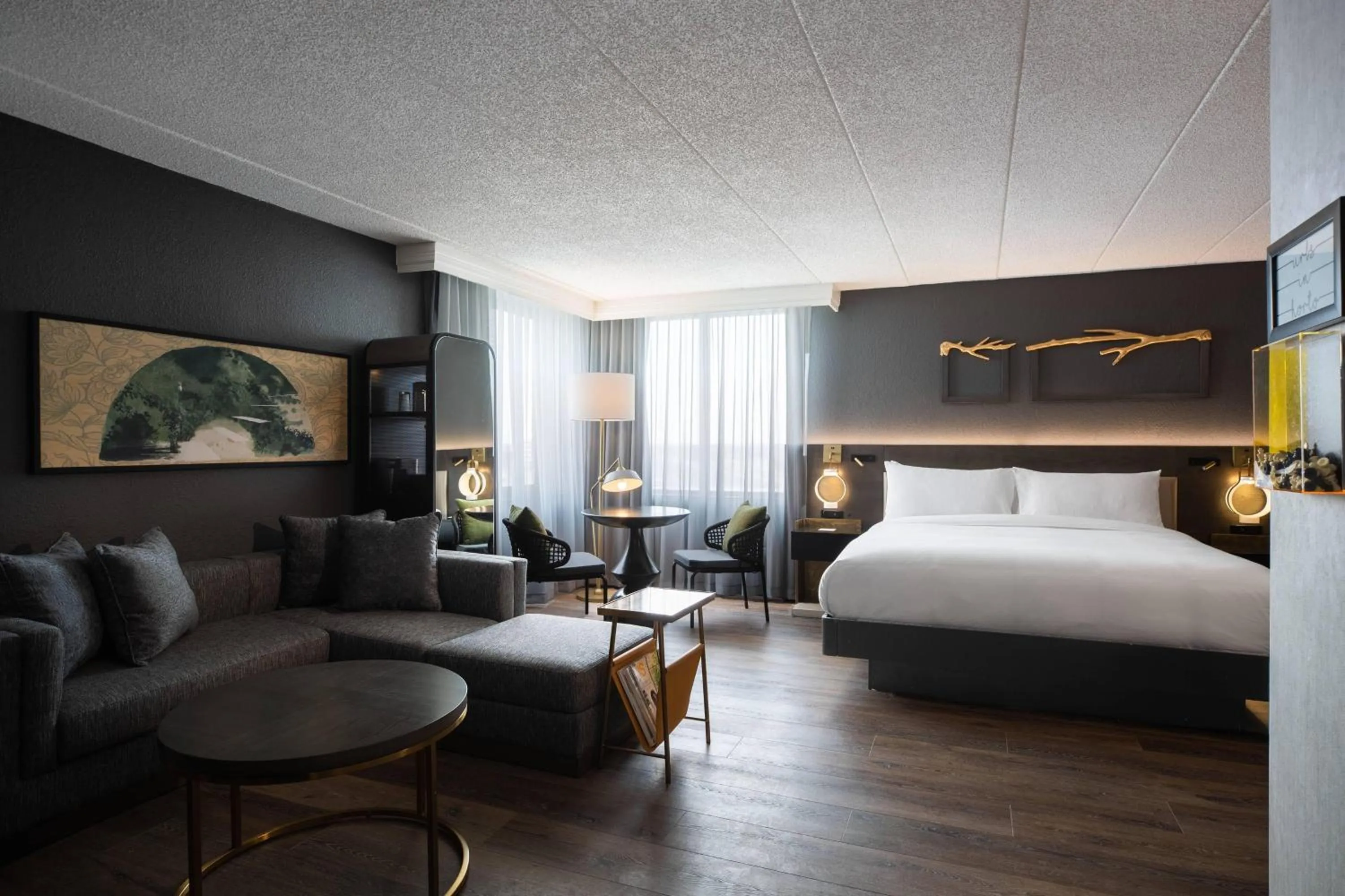 Photo of the whole room, Bed in Renaissance Chicago North Shore Hotel