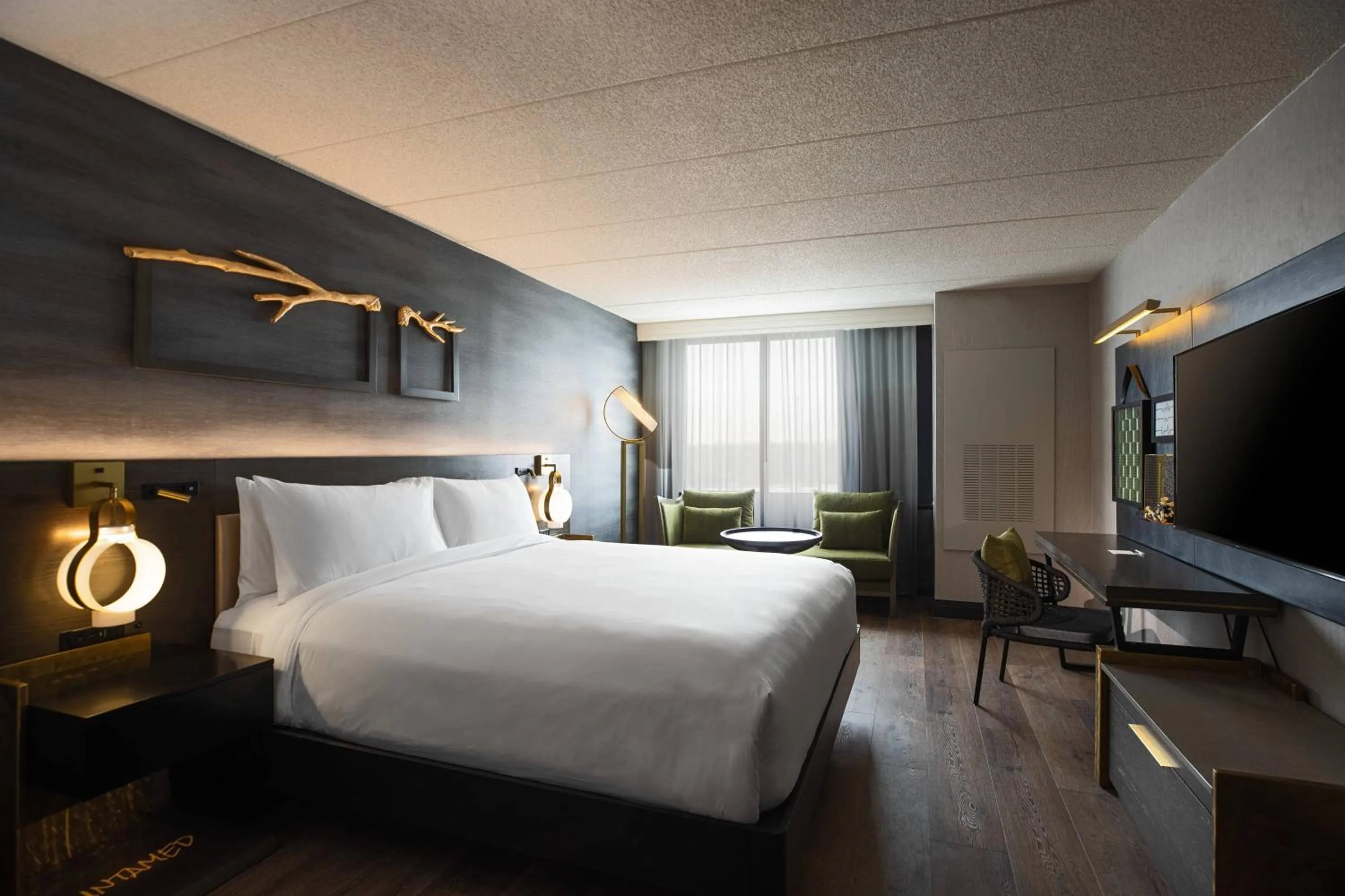 Photo of the whole room, Bed in Renaissance Chicago North Shore Hotel