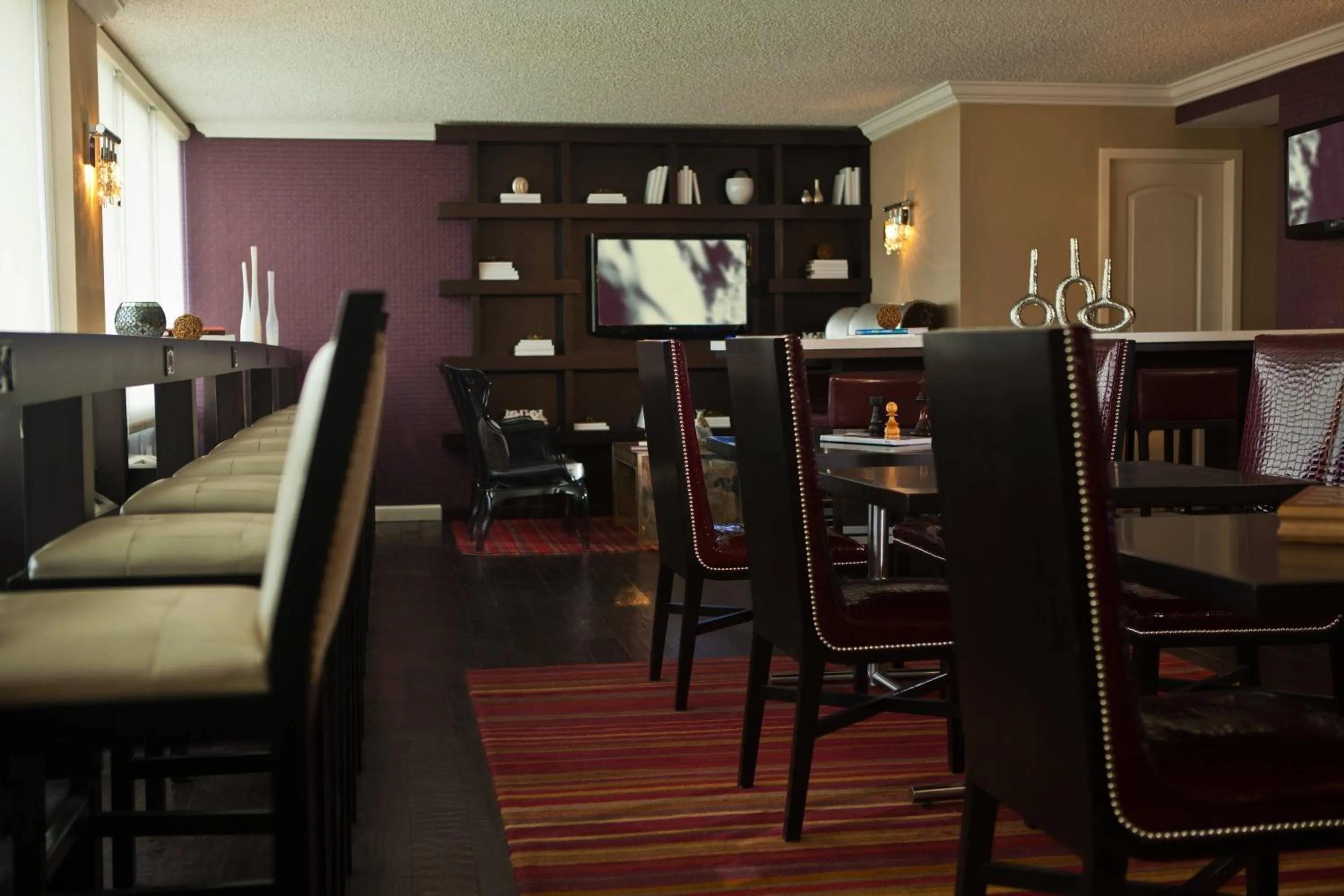 Lounge or bar in Renaissance Chicago North Shore Hotel