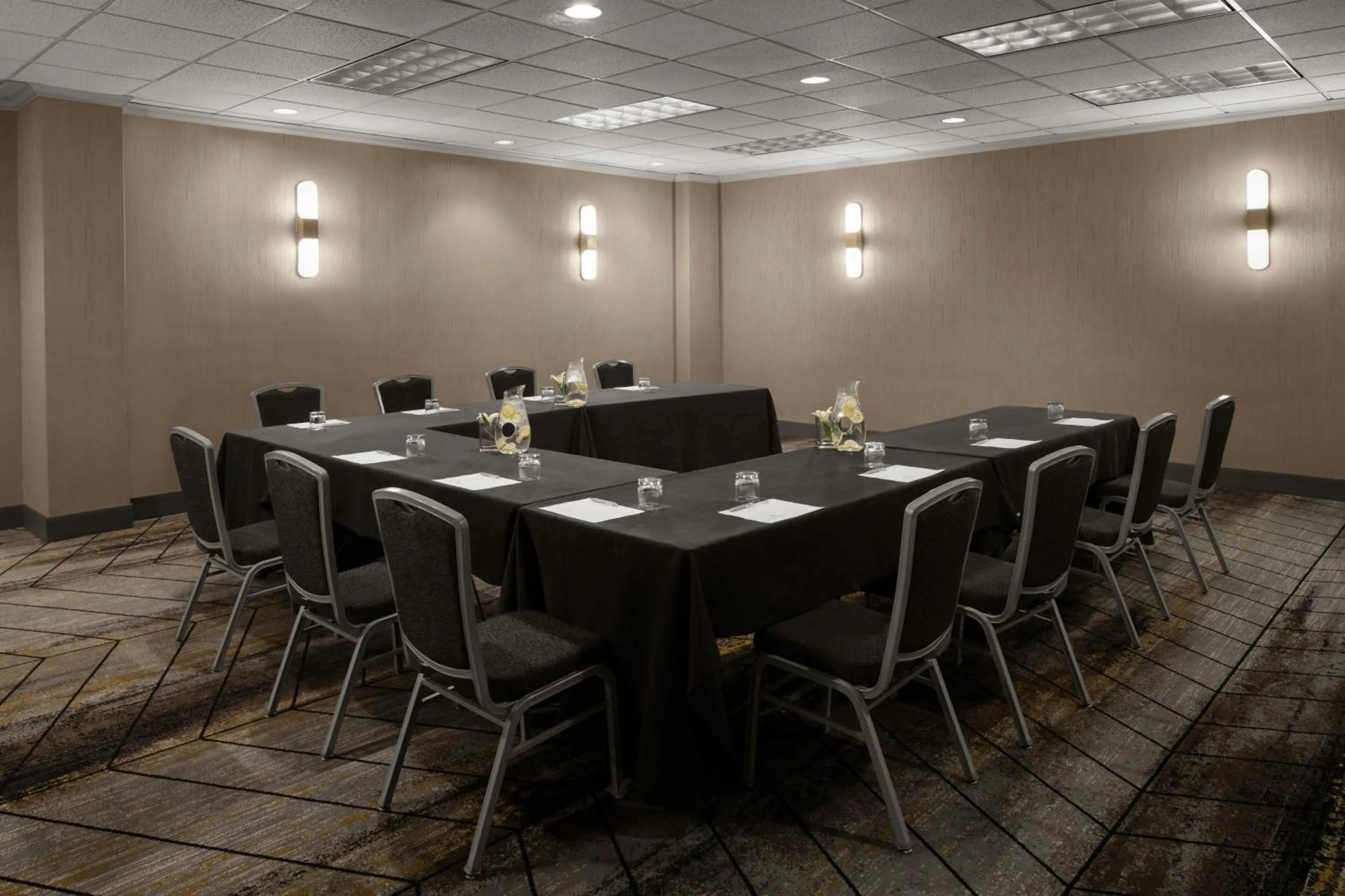 Meeting/conference room in Renaissance Chicago North Shore Hotel