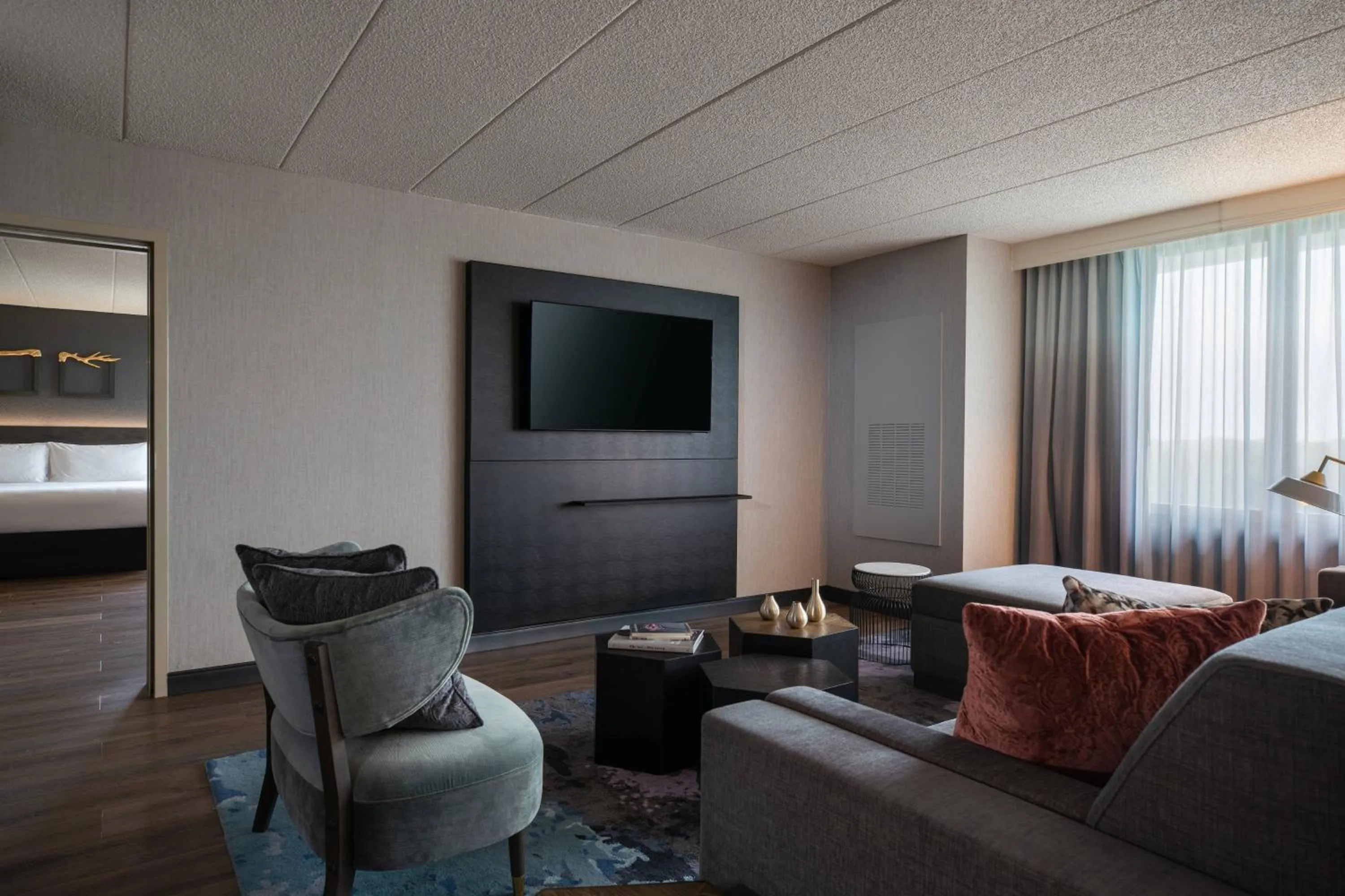 Living room, Bed in Renaissance Chicago North Shore Hotel