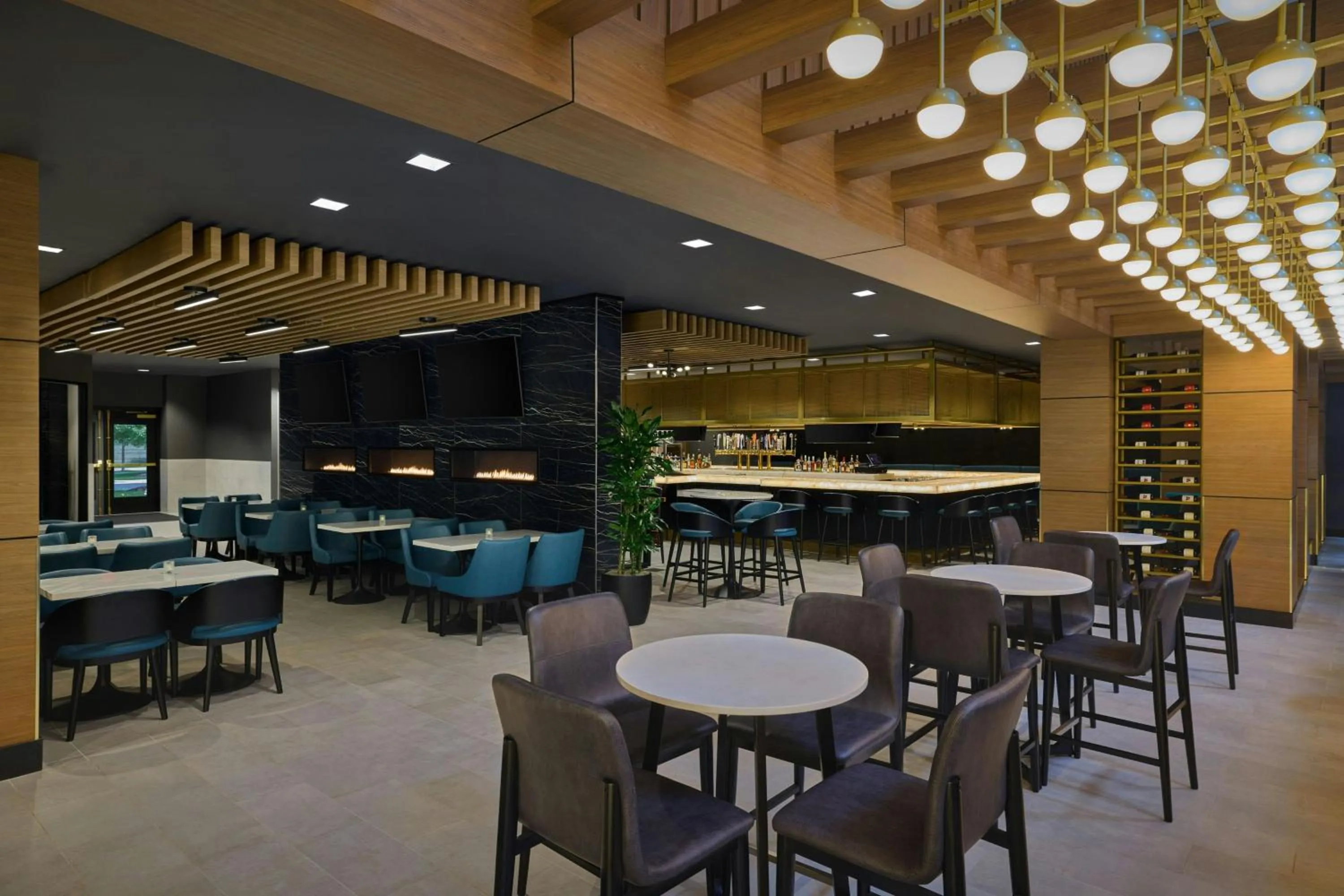 Restaurant/places to eat in Chicago Marriott Northwest