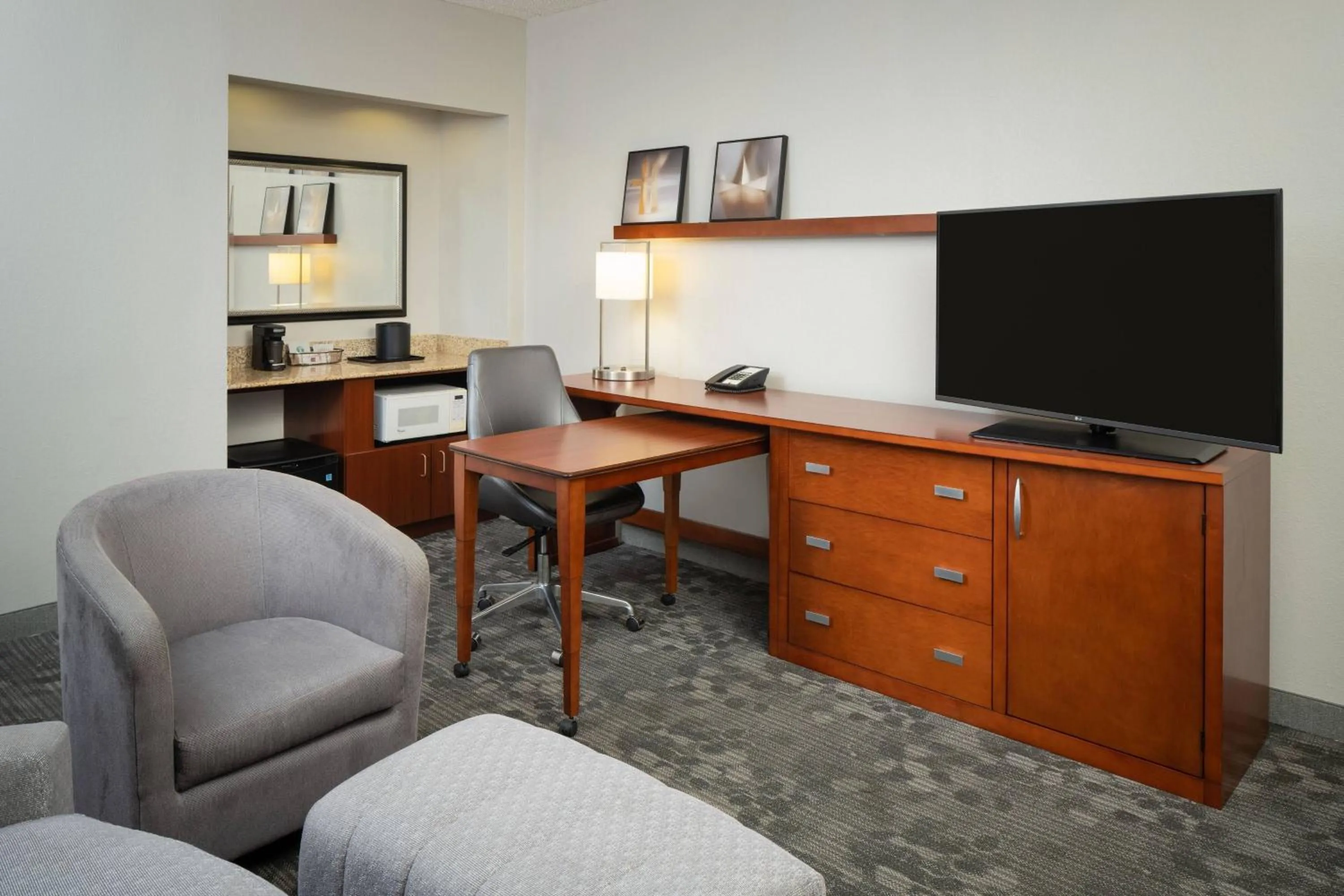 Bedroom in Courtyard Chicago Wood Dale / Itasca