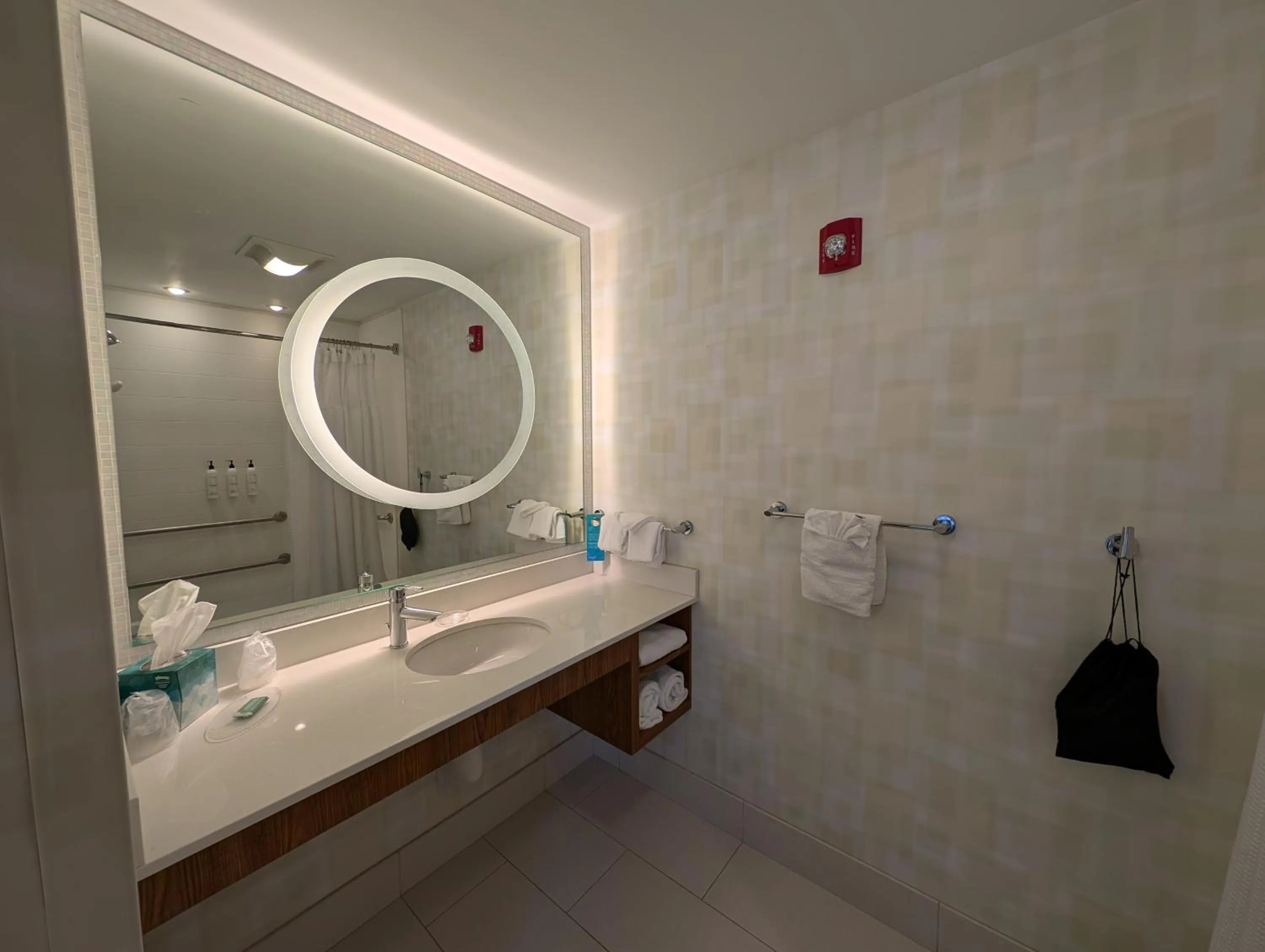Bathroom in SpringHill Suites by Marriott Chicago Waukegan/Gurnee