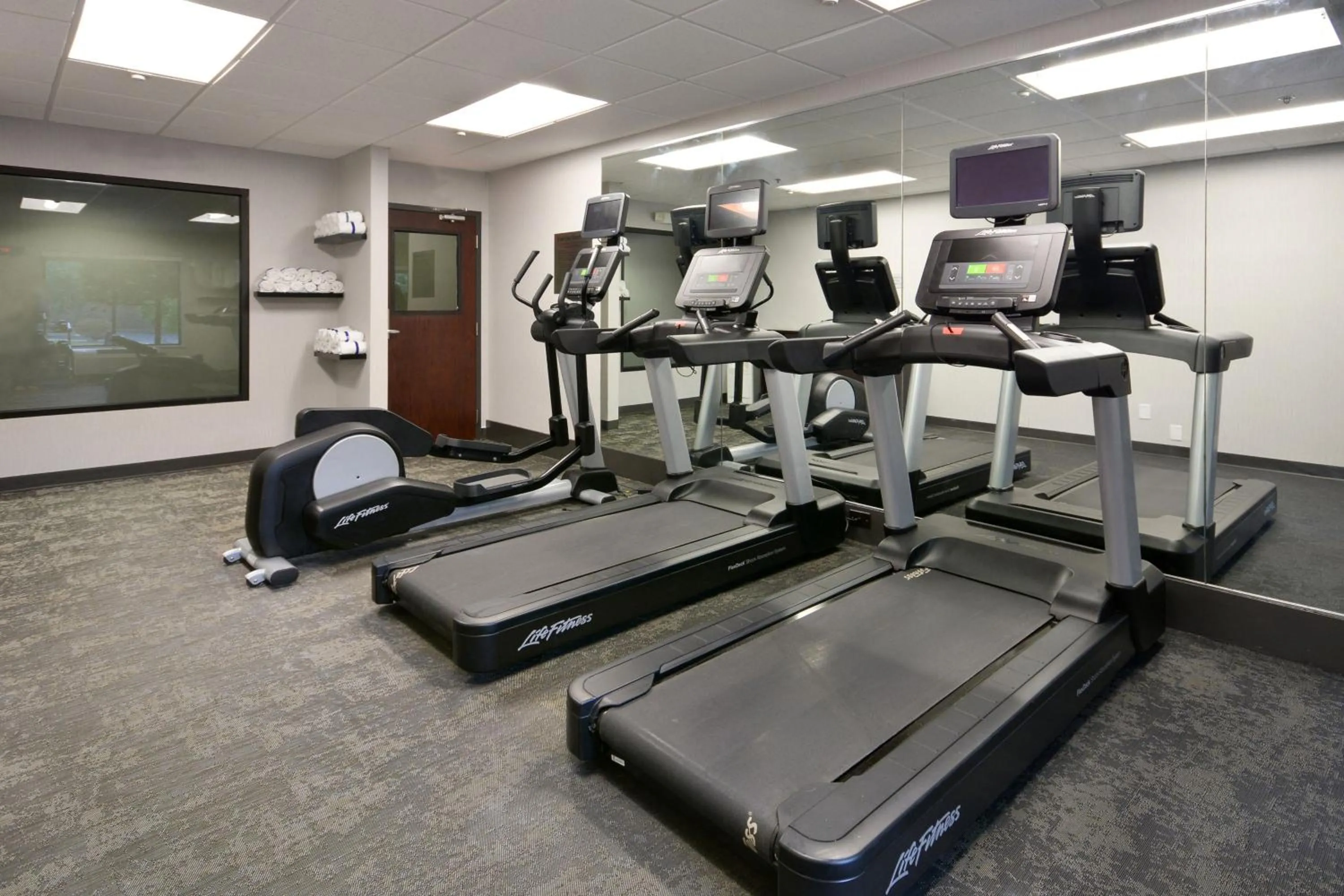 Fitness centre/facilities in Fairfield Inn & Suites by Marriott Charlottesville North