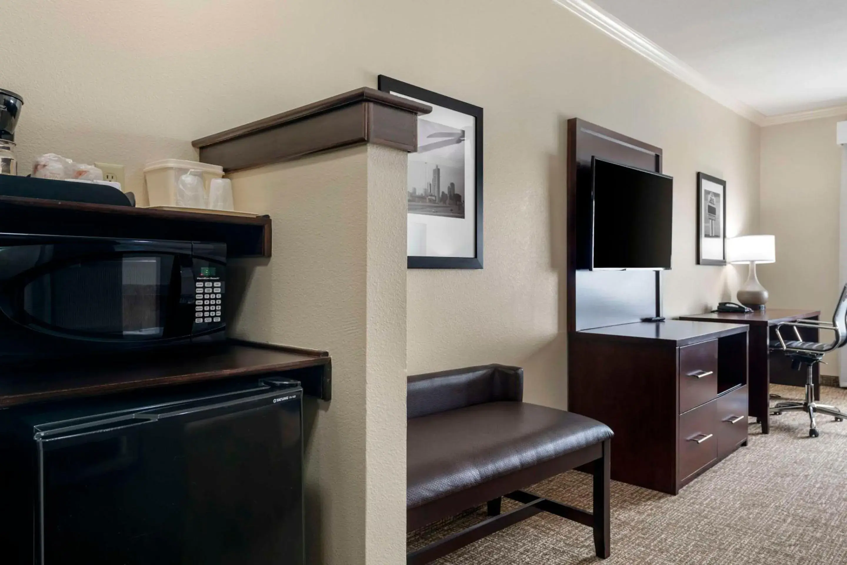 Bedroom, TV/Entertainment Center in Comfort Inn & Suites Fort Worth - Fossil Creek