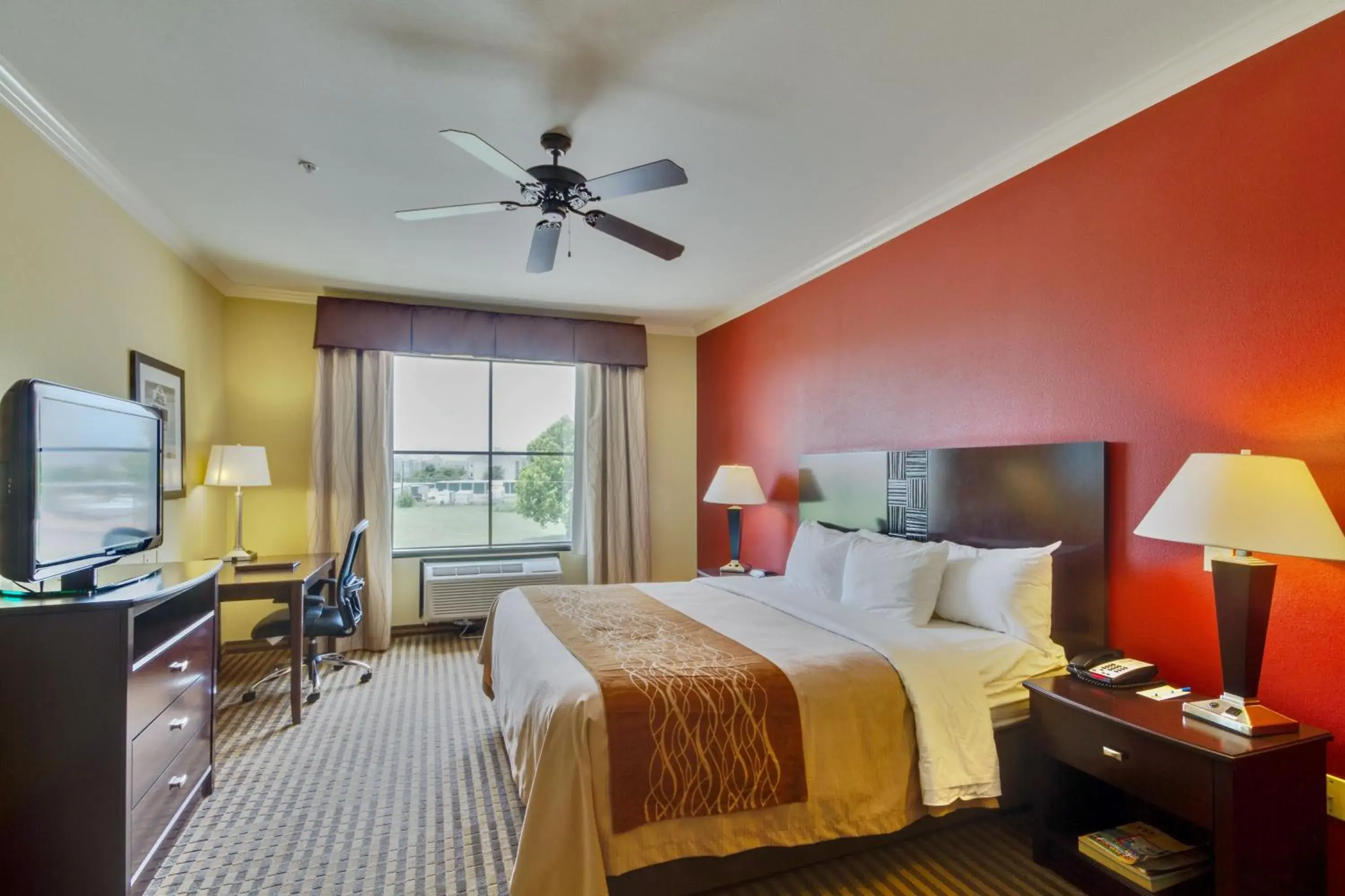 Decorative detail, Bed in Comfort Inn & Suites Fort Worth - Fossil Creek