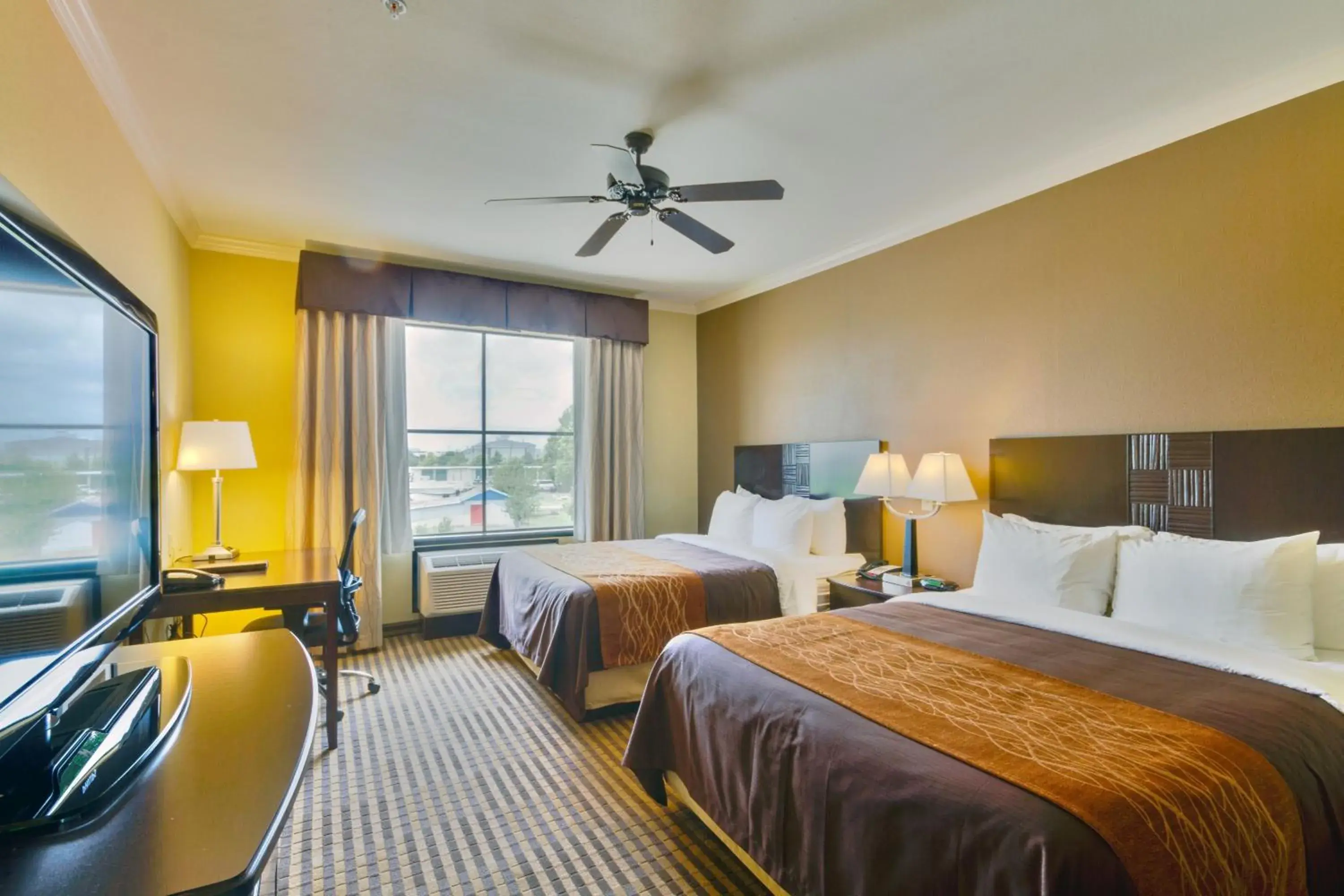 Photo of the whole room, Bed in Comfort Inn & Suites Fort Worth - Fossil Creek