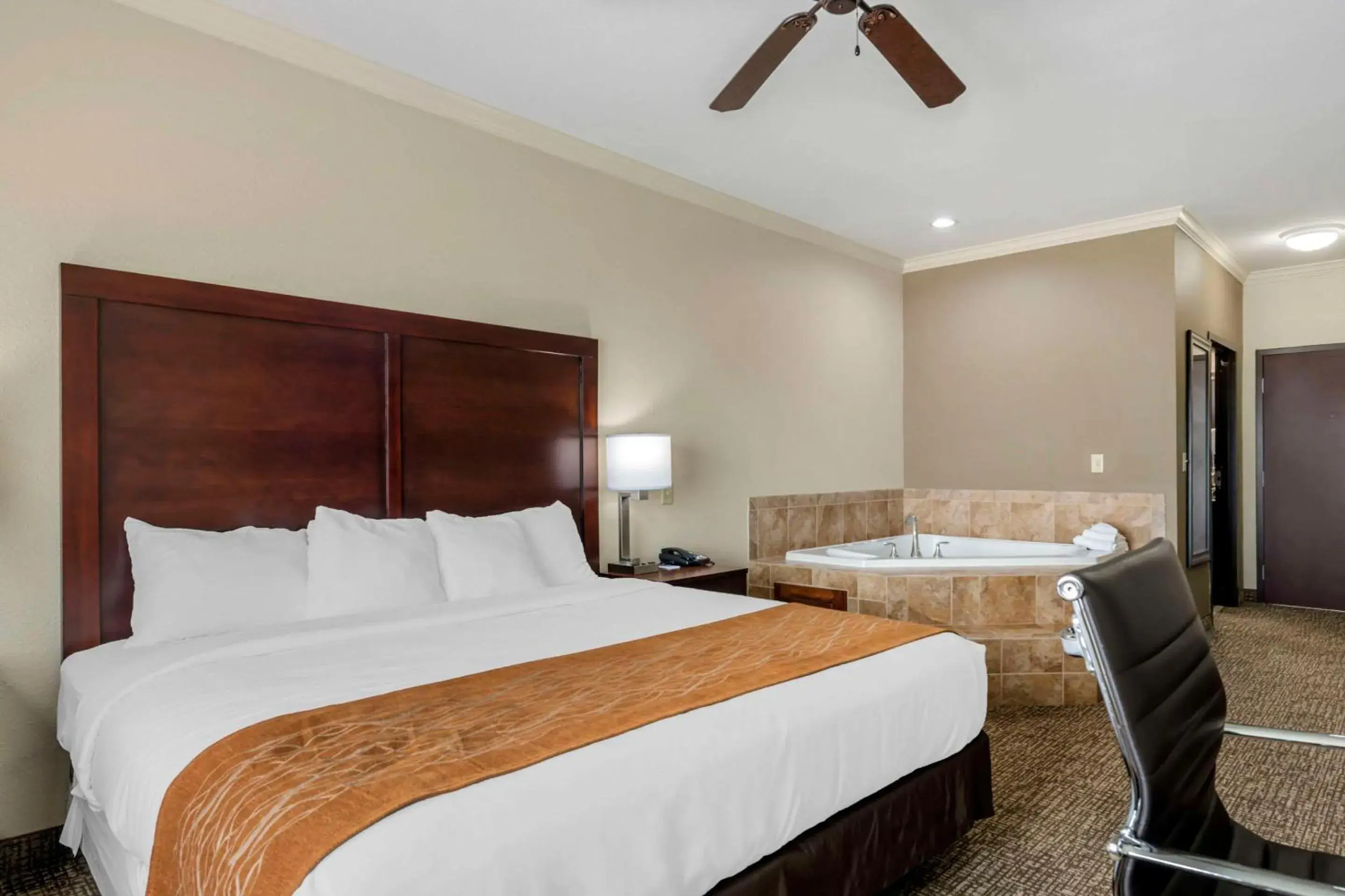 Bedroom, Bed in Comfort Inn & Suites Fort Worth - Fossil Creek