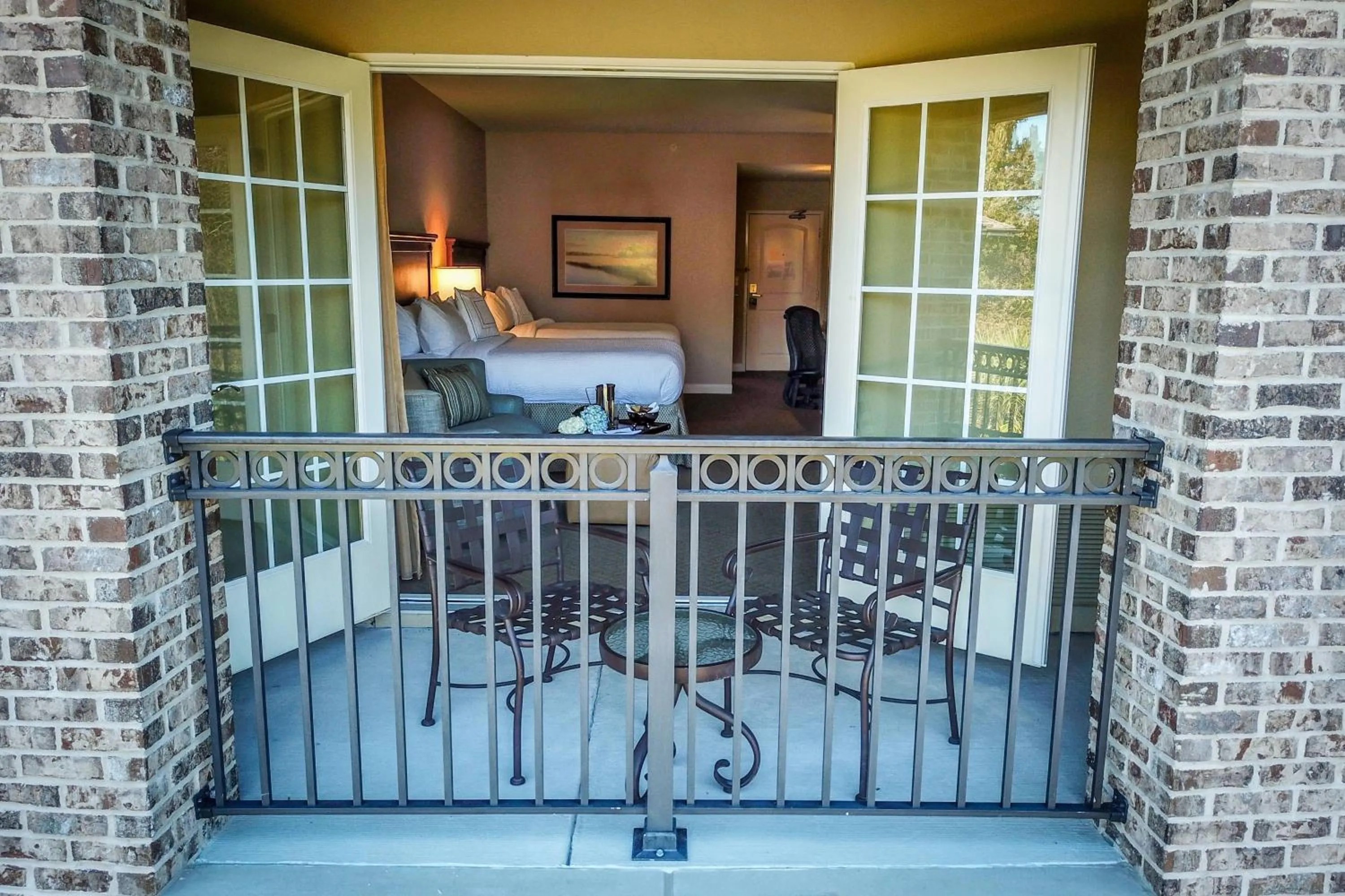 Photo of the whole room, Bed in Courtyard Charleston Mount Pleasant