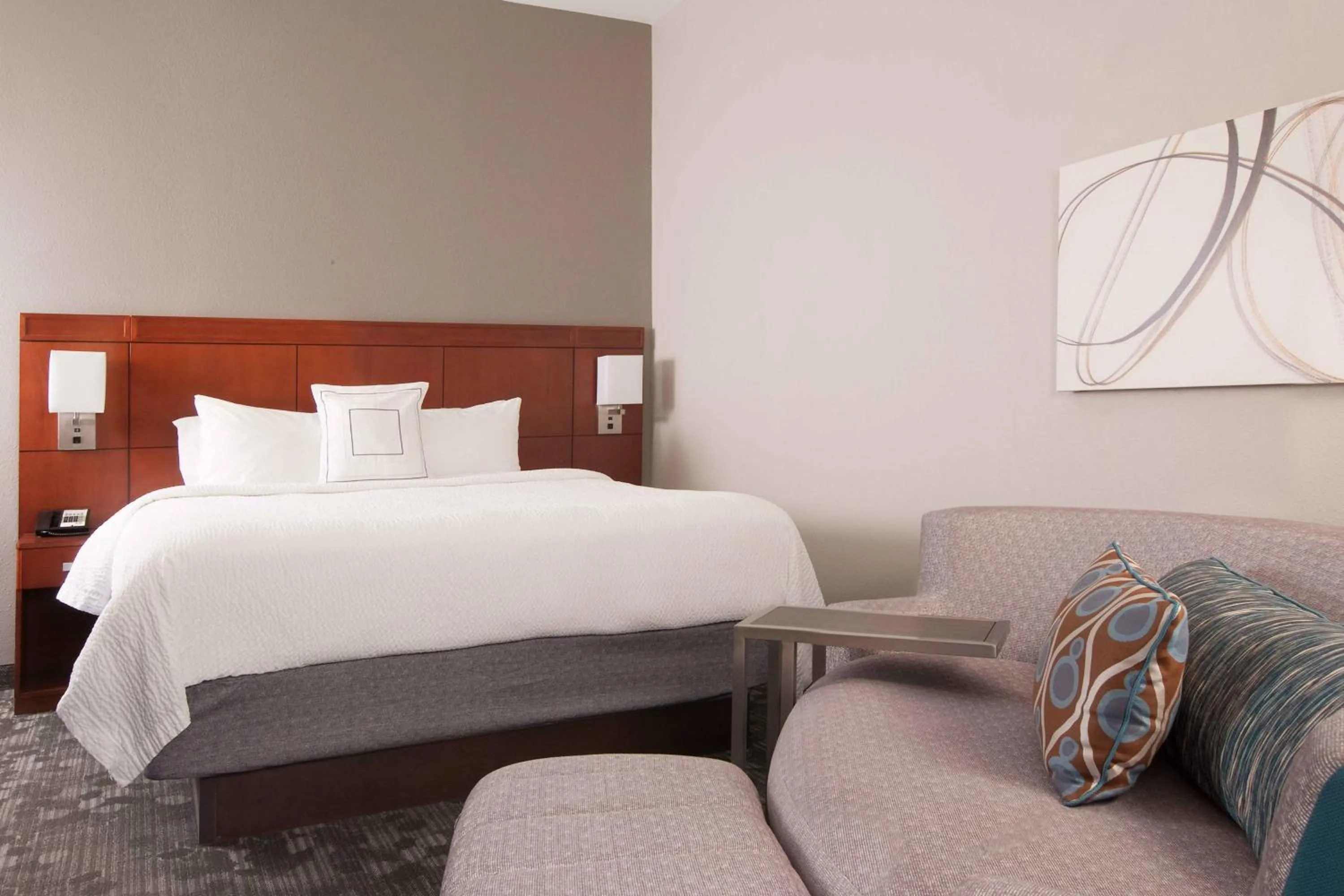 Photo of the whole room, Bed in Courtyard Charleston Waterfront