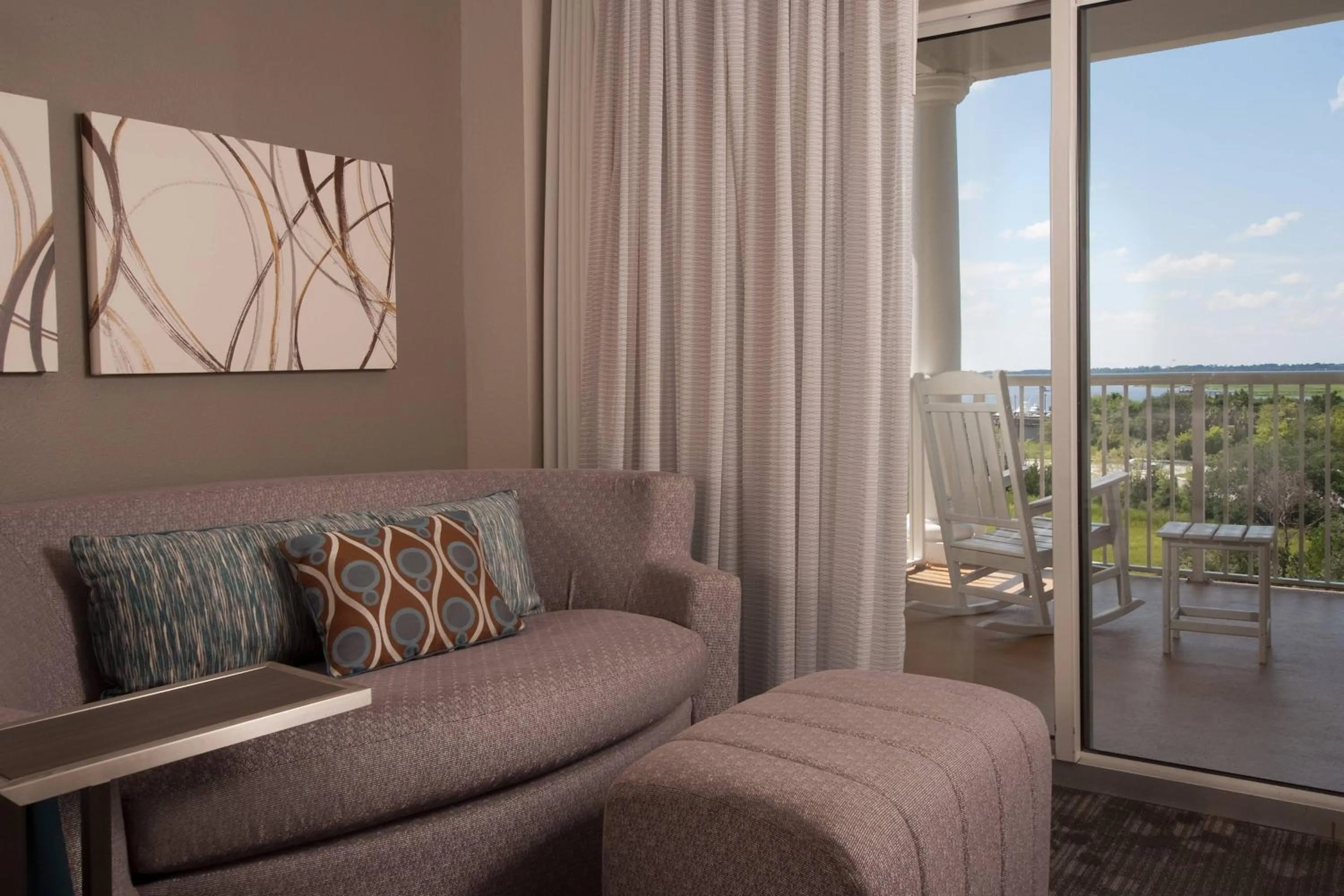 Photo of the whole room in Courtyard Charleston Waterfront