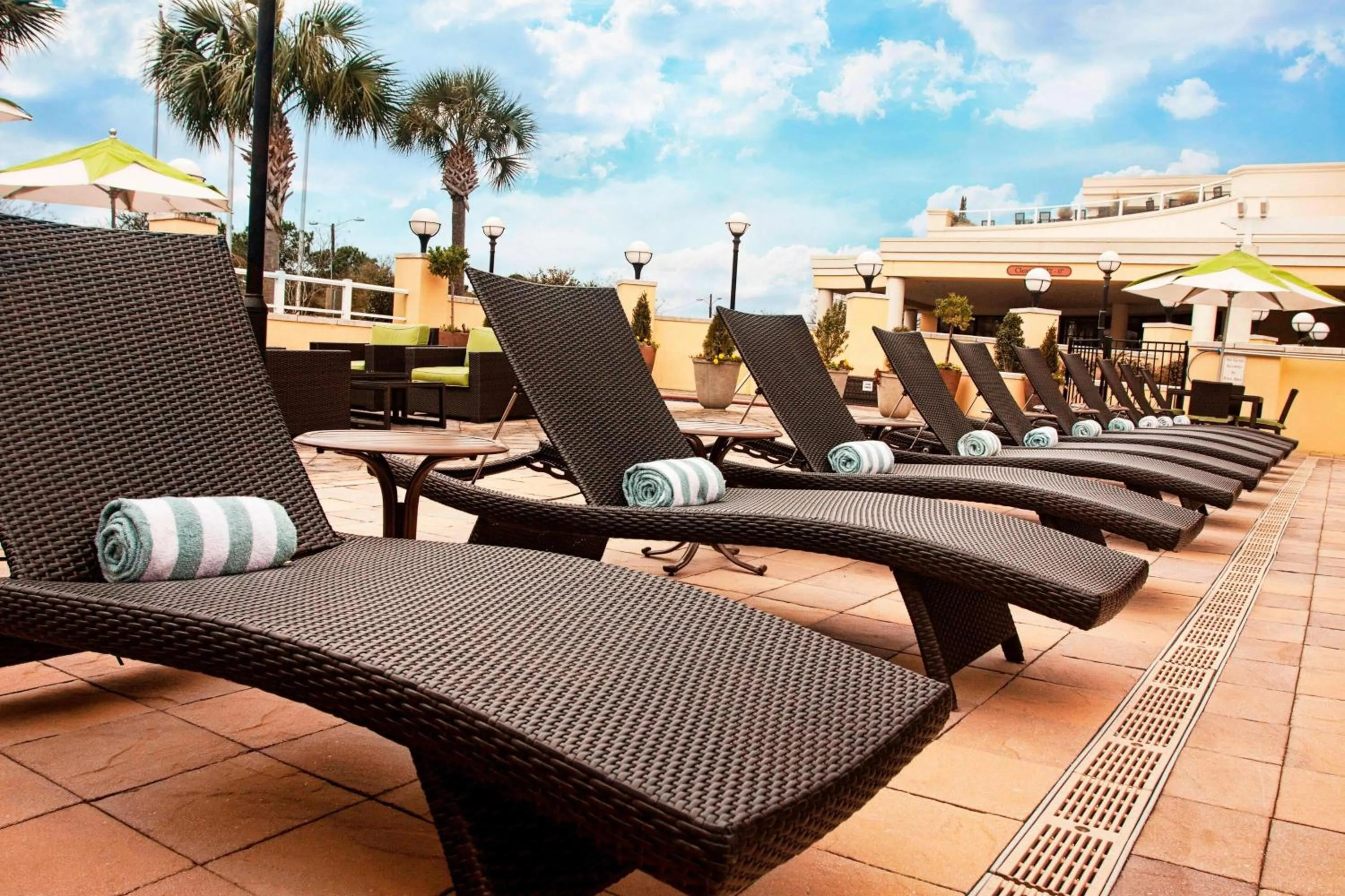 Swimming pool in Charleston Marriott